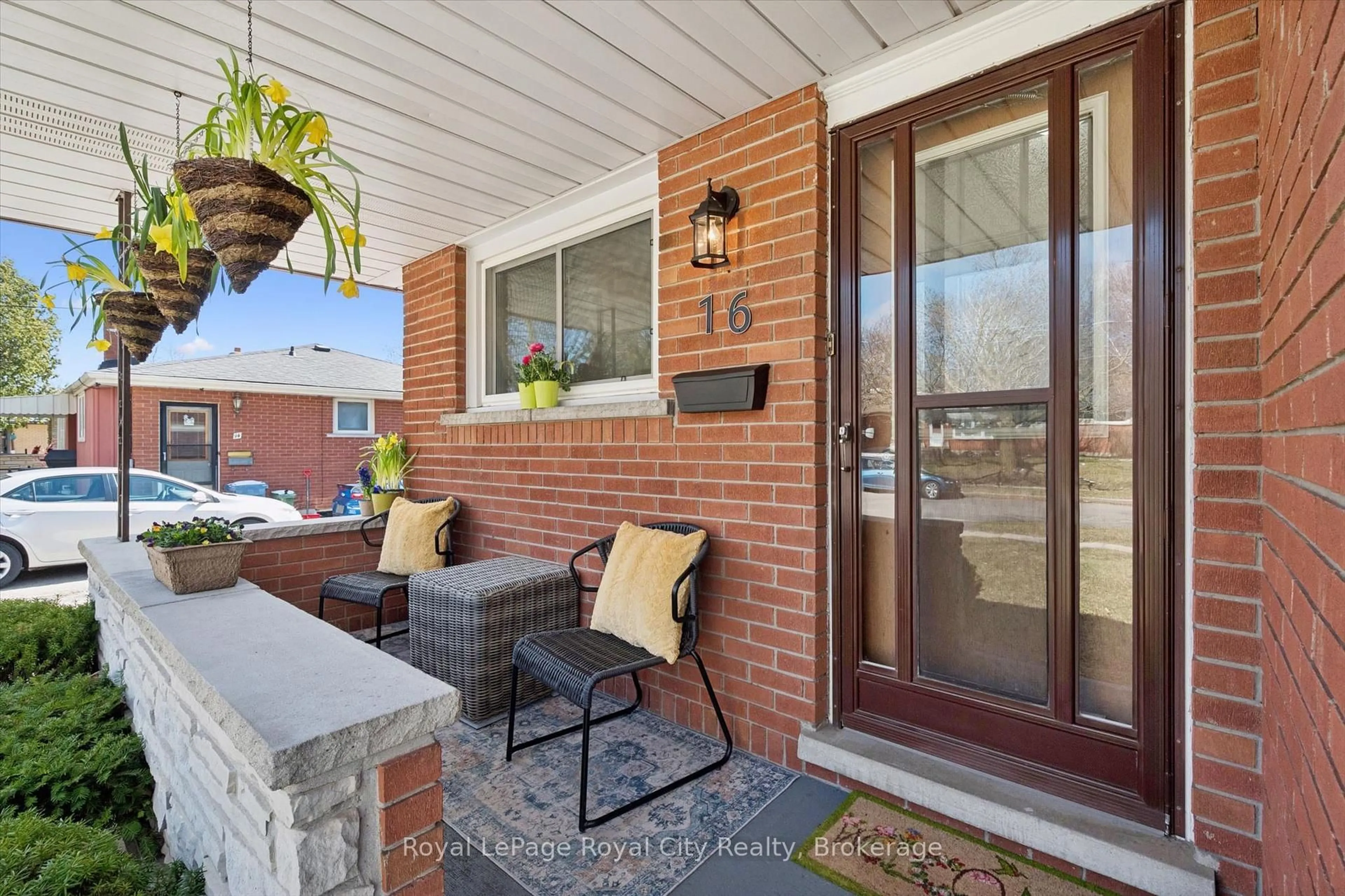 Patio, street for 16 Kenwood Cres, Guelph Ontario N1H 6E5