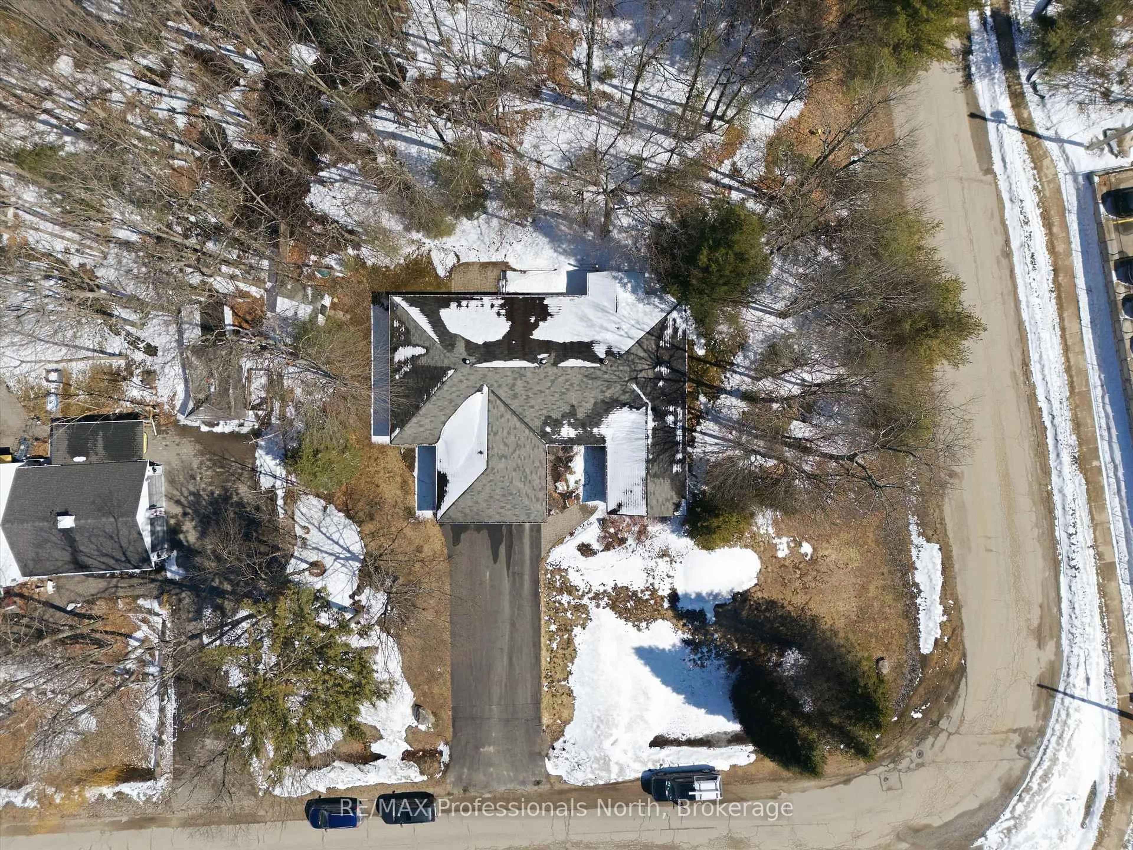 A pic from outside/outdoor area/front of a property/back of a property/a pic from drone, street for 31 THE GRANITE BLUFF, Bracebridge Ontario P1L 1L4