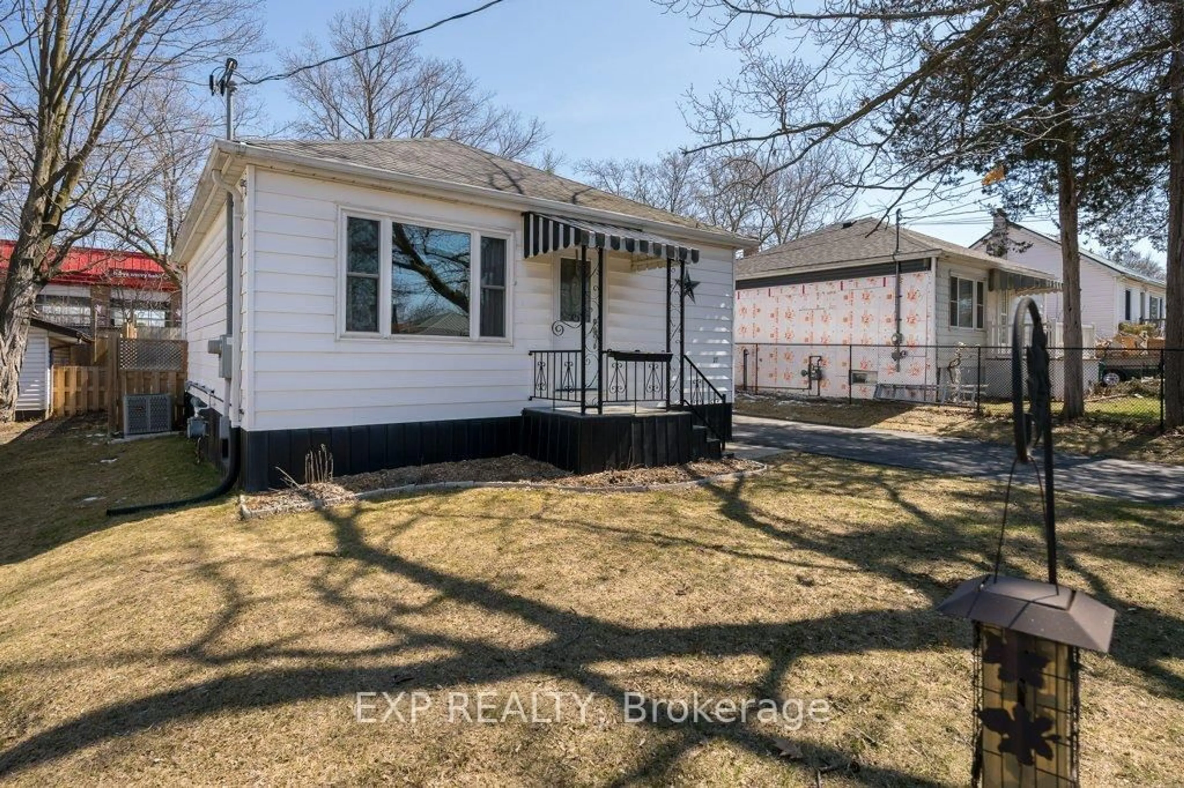 Home with vinyl exterior material, street for 27 Valleyview Cres, Belleville Ontario K8P 3E9