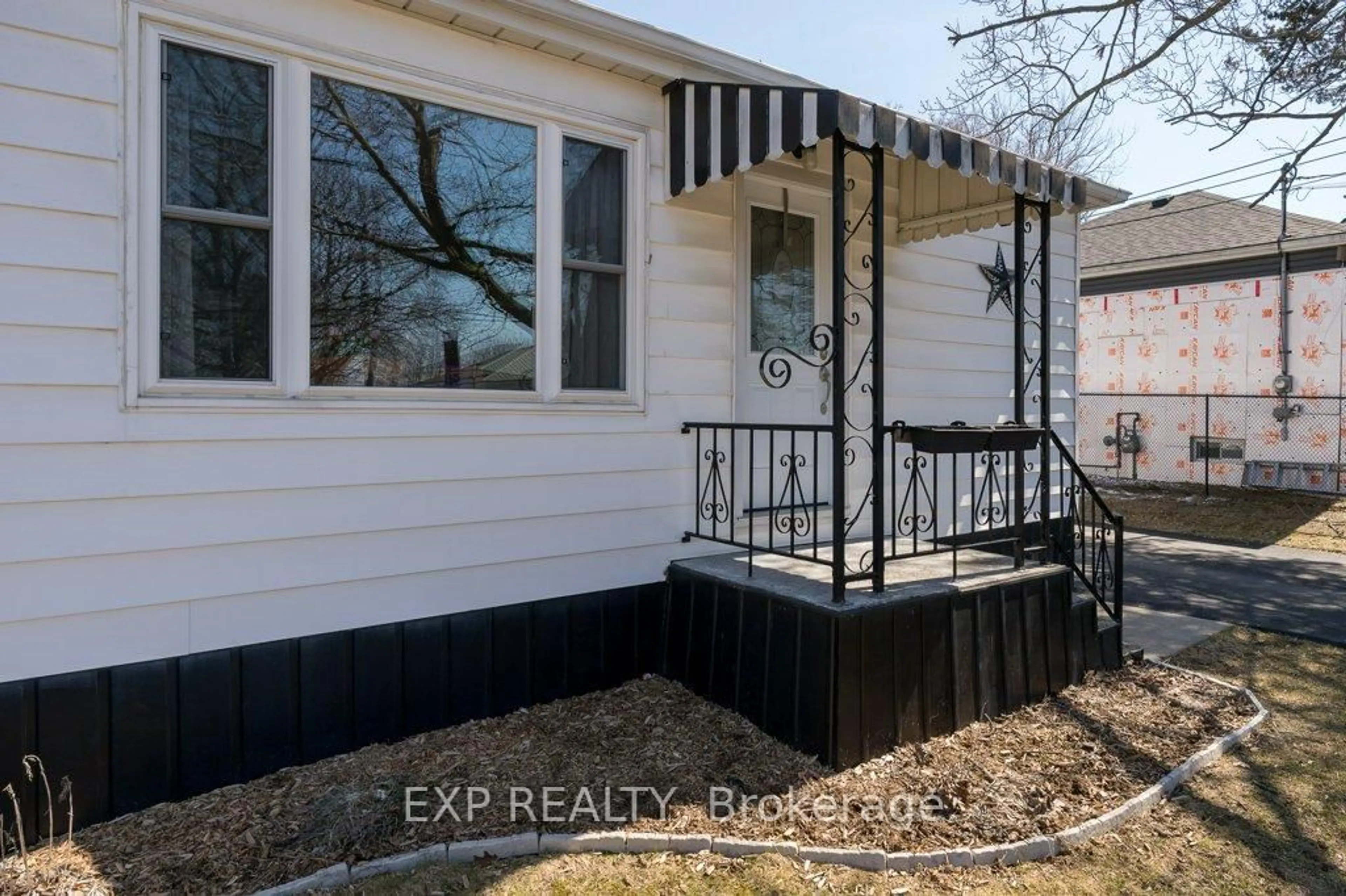 Home with vinyl exterior material, street for 27 Valleyview Cres, Belleville Ontario K8P 3E9