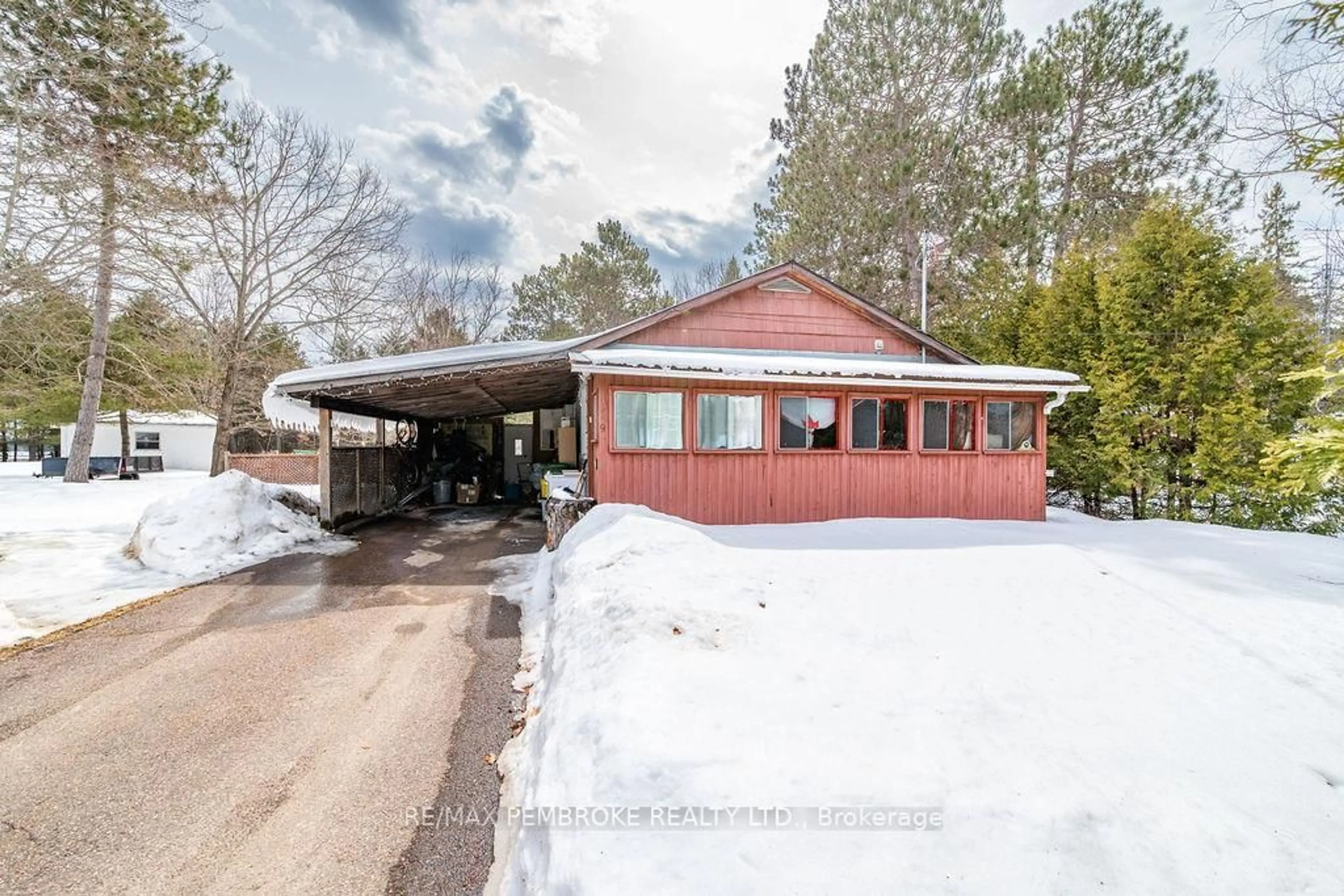 Indoor garage for 299 Black Bay Rd, Petawawa Ontario K8H 2W8
