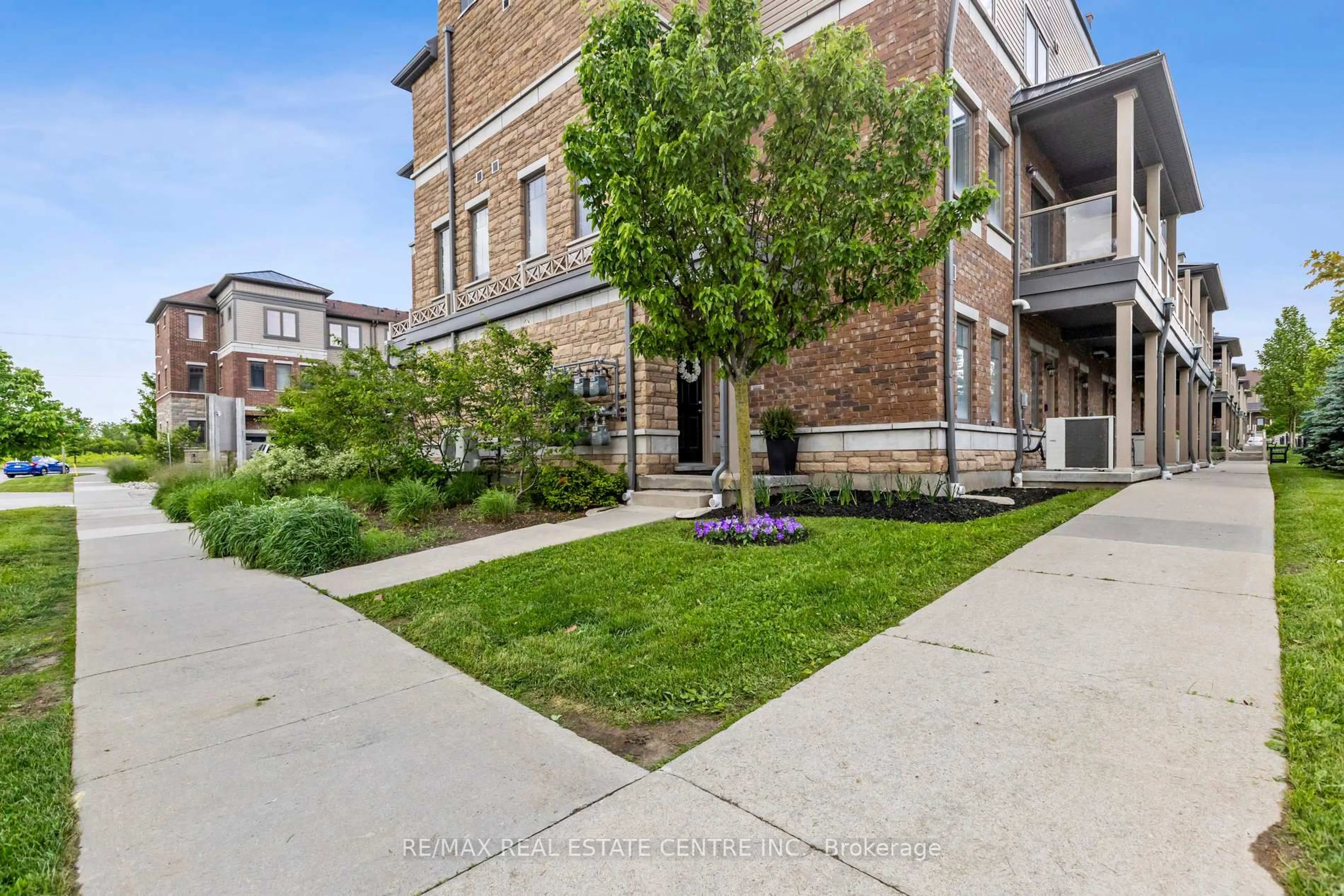 A pic from outside/outdoor area/front of a property/back of a property/a pic from drone, street for 70 Willowrun Dr #A1, Kitchener Ontario N2A 0J3