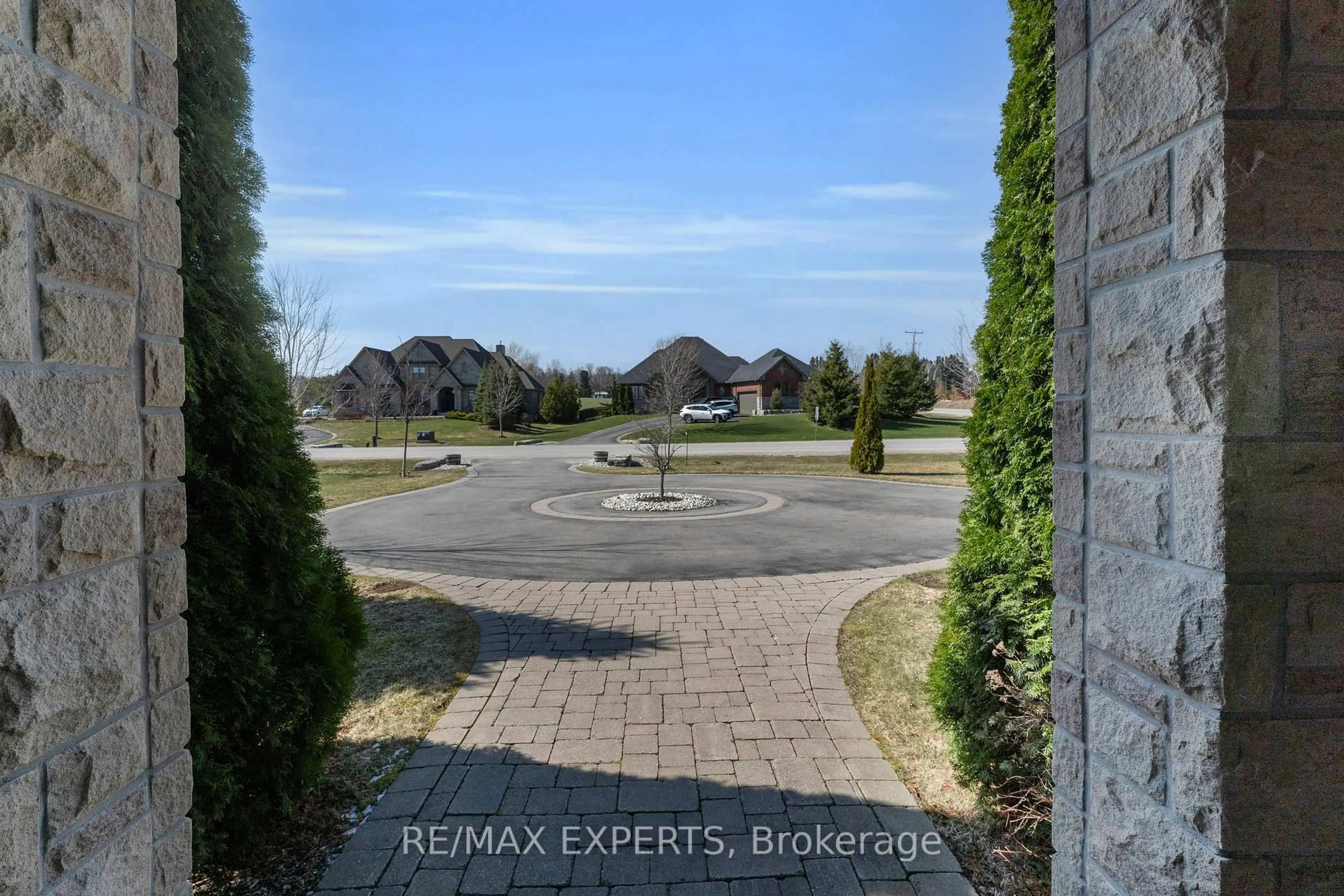 A pic from outside/outdoor area/front of a property/back of a property/a pic from drone, street for 10 Old Ruby Lane, Puslinch Ontario N0B 2J0