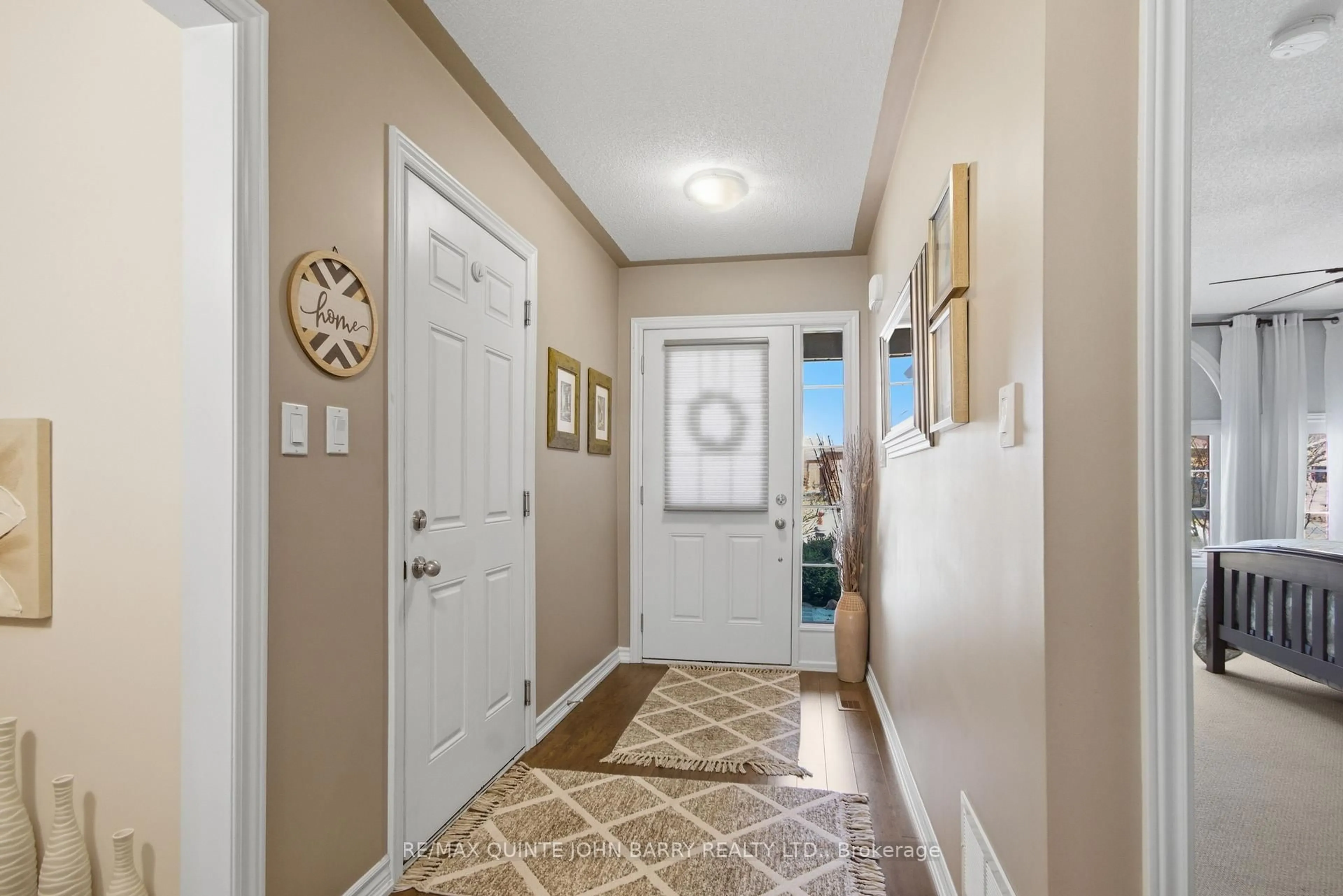 Indoor entryway for 32 White Hart Lane, Trent Hills Ontario K0L 1Y0