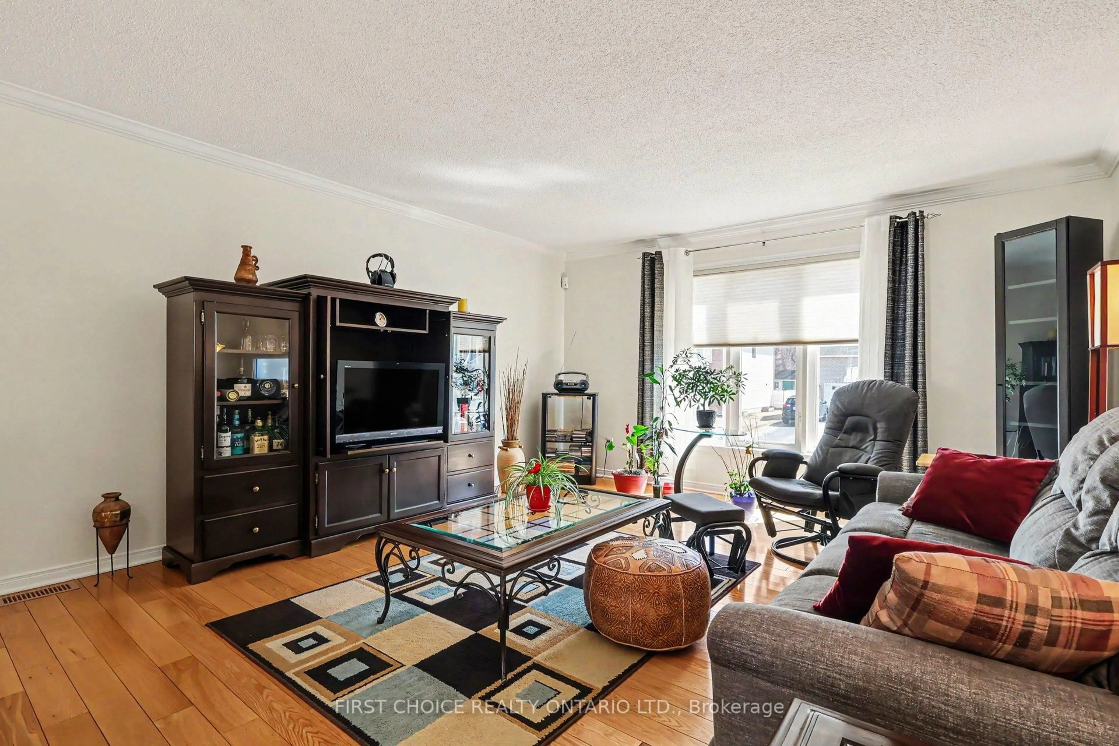Living room with furniture, unknown for 3395 Descotes Circ, Clarence-Rockland Ontario K4K 1A8