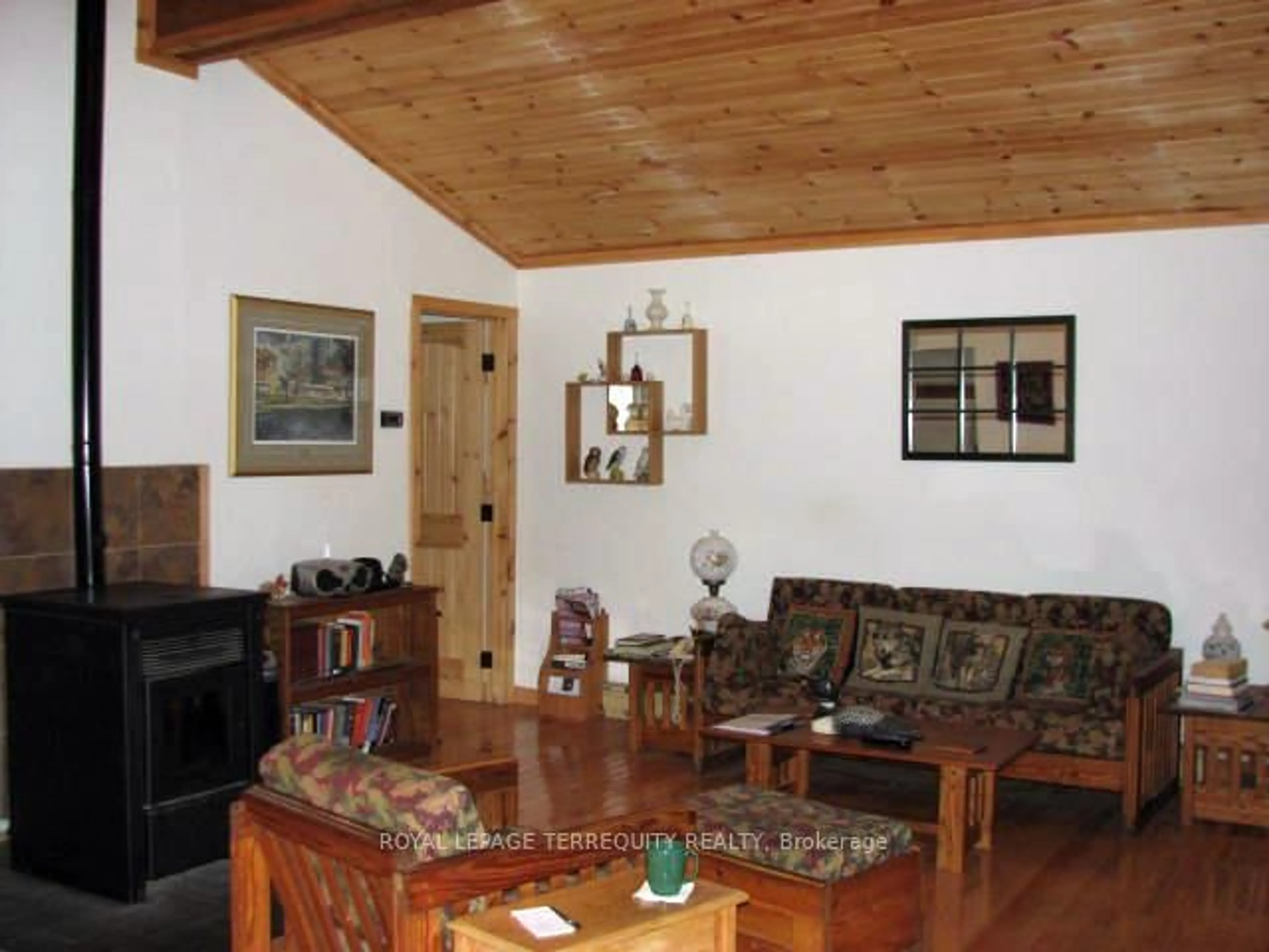 Living room with furniture, wood/laminate floor for 1143 Sherwood Forest Rd, Bracebridge Ontario P1L 1X3
