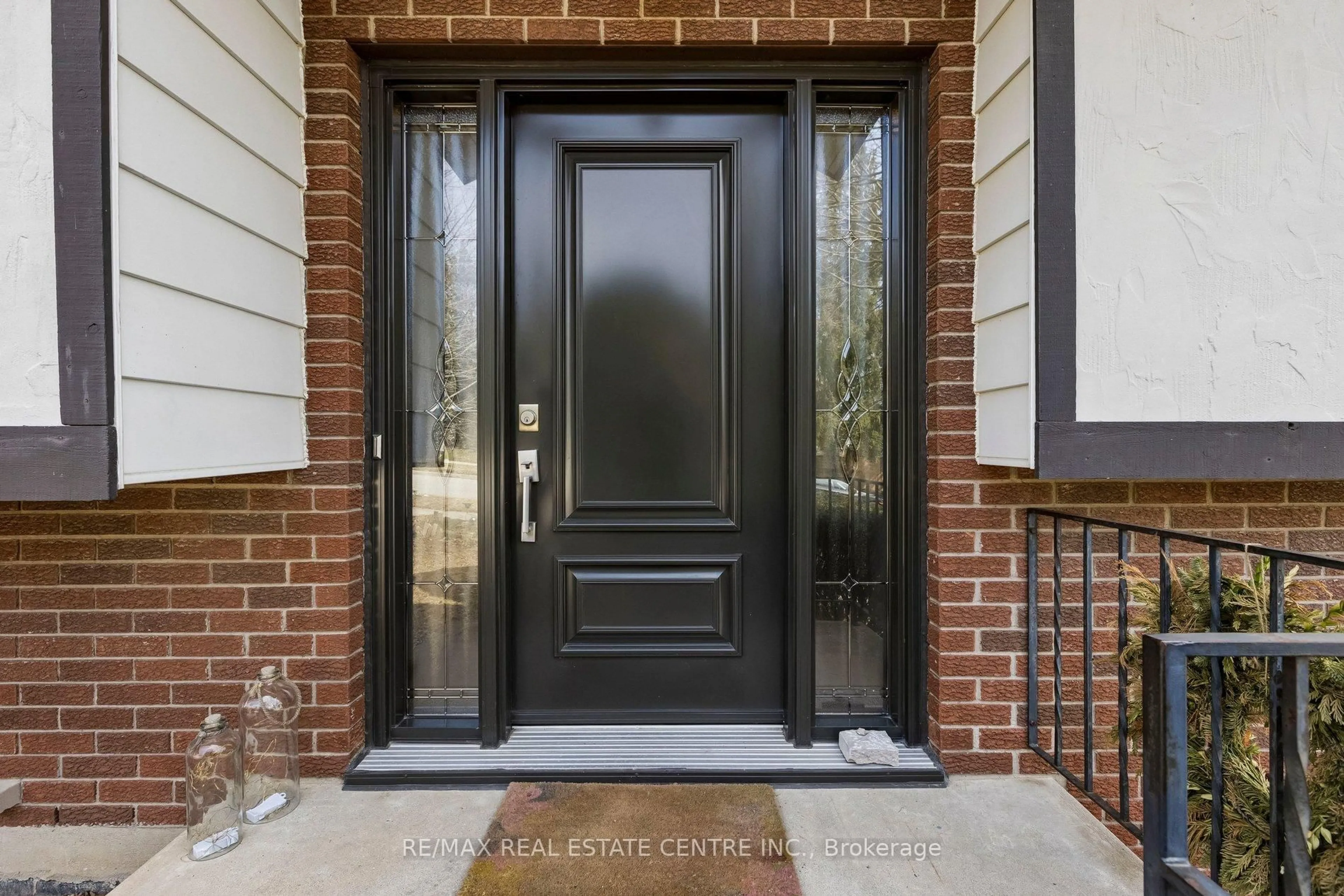 Indoor entryway for 12 Shadybrook Cres, Guelph Ontario N1G 3G5
