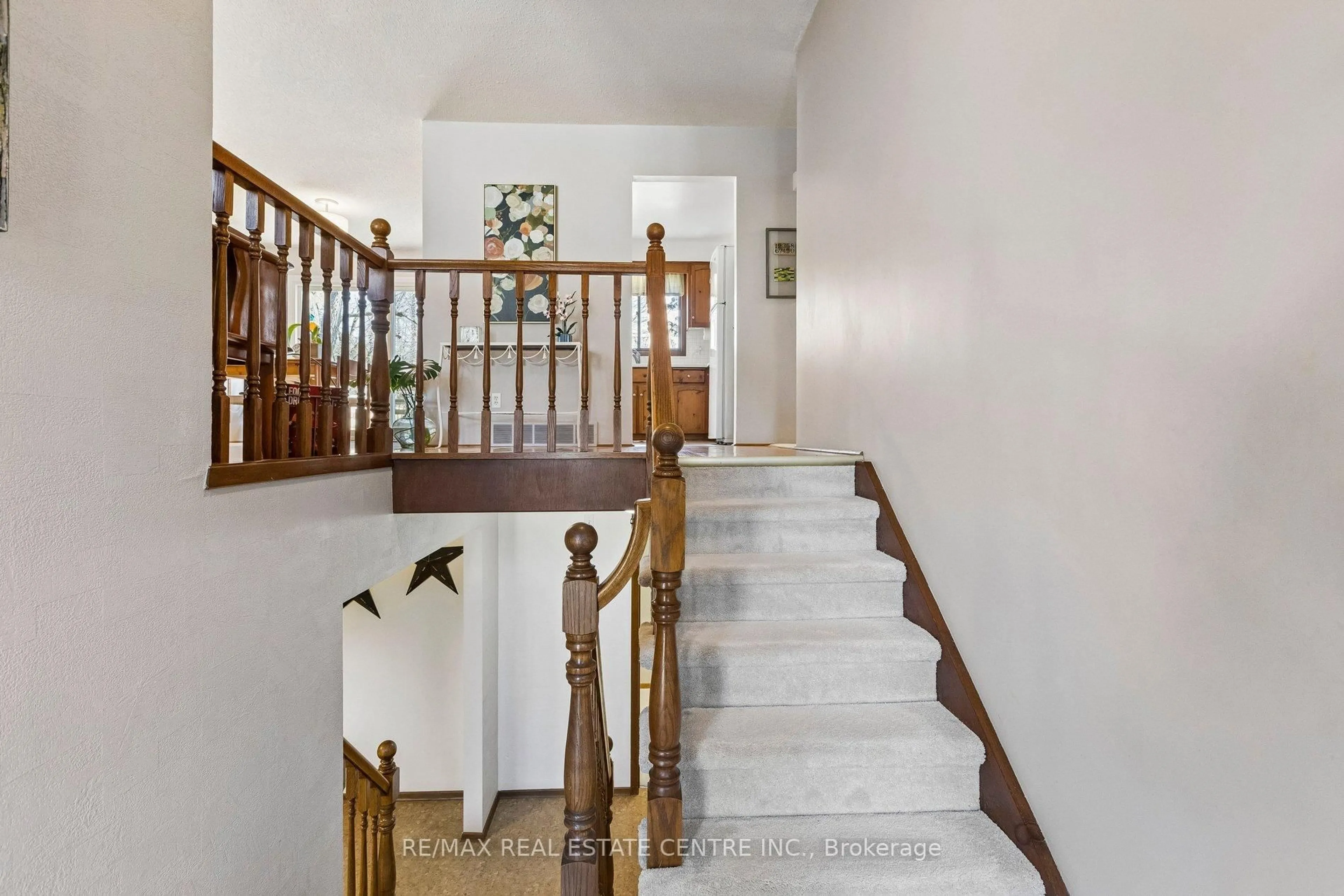 Indoor foyer for 12 Shadybrook Cres, Guelph Ontario N1G 3G5