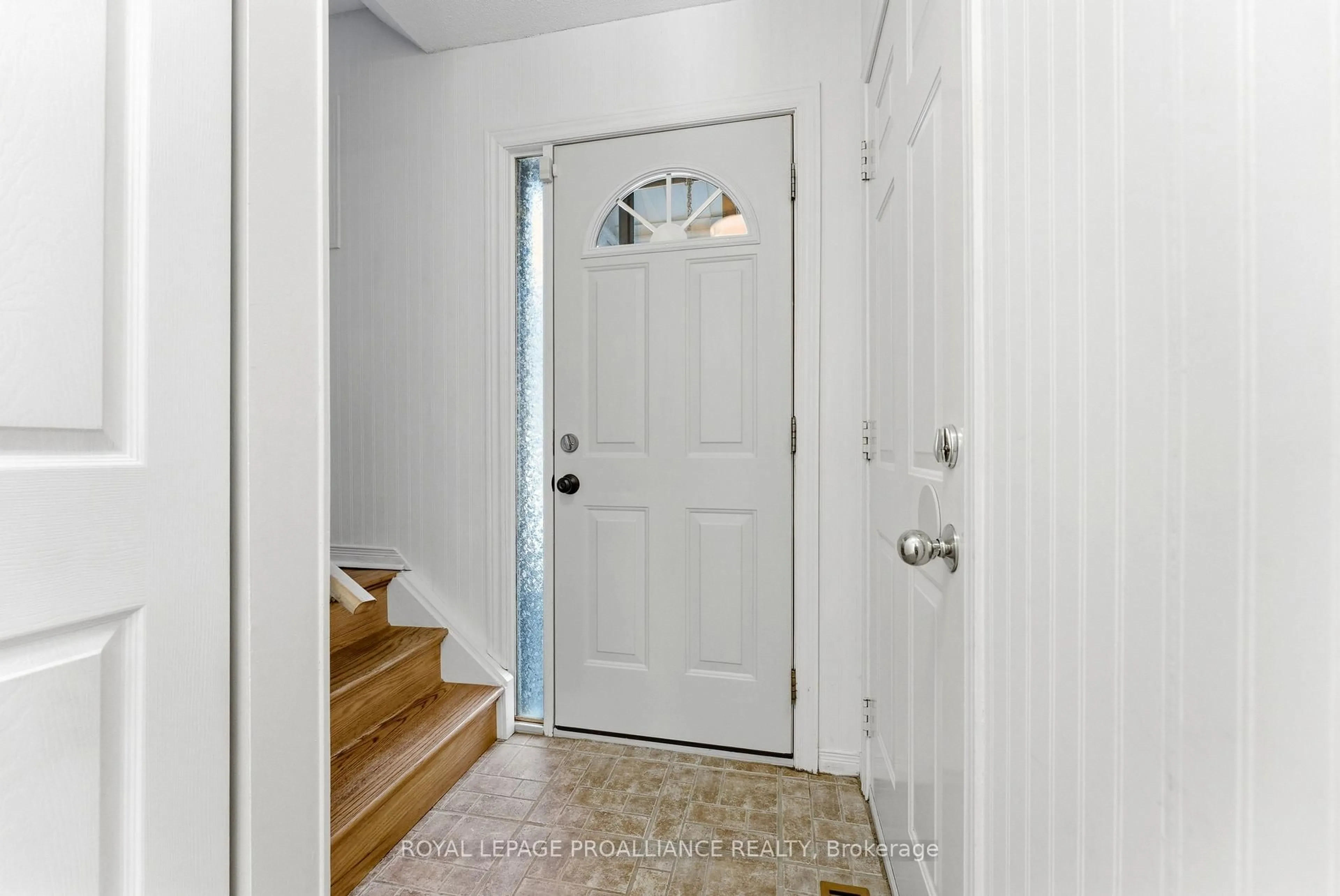 Indoor entryway for 168G Singleton Dr #G, Belleville Ontario K8N 5H4