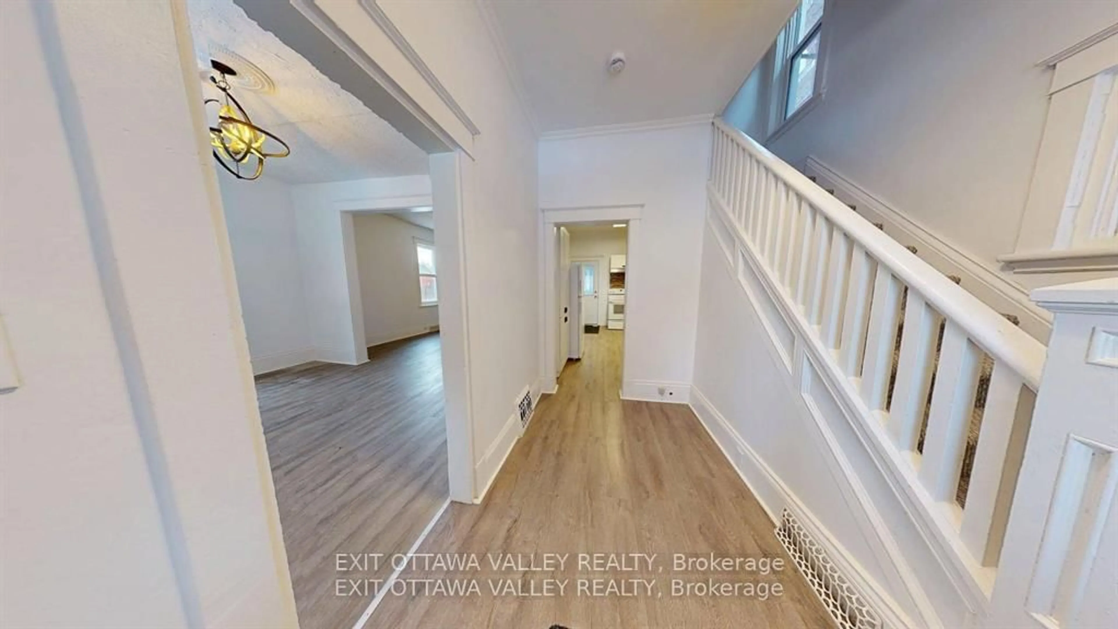Indoor foyer for 216 Mary St, Pembroke Ontario K8A 5V8