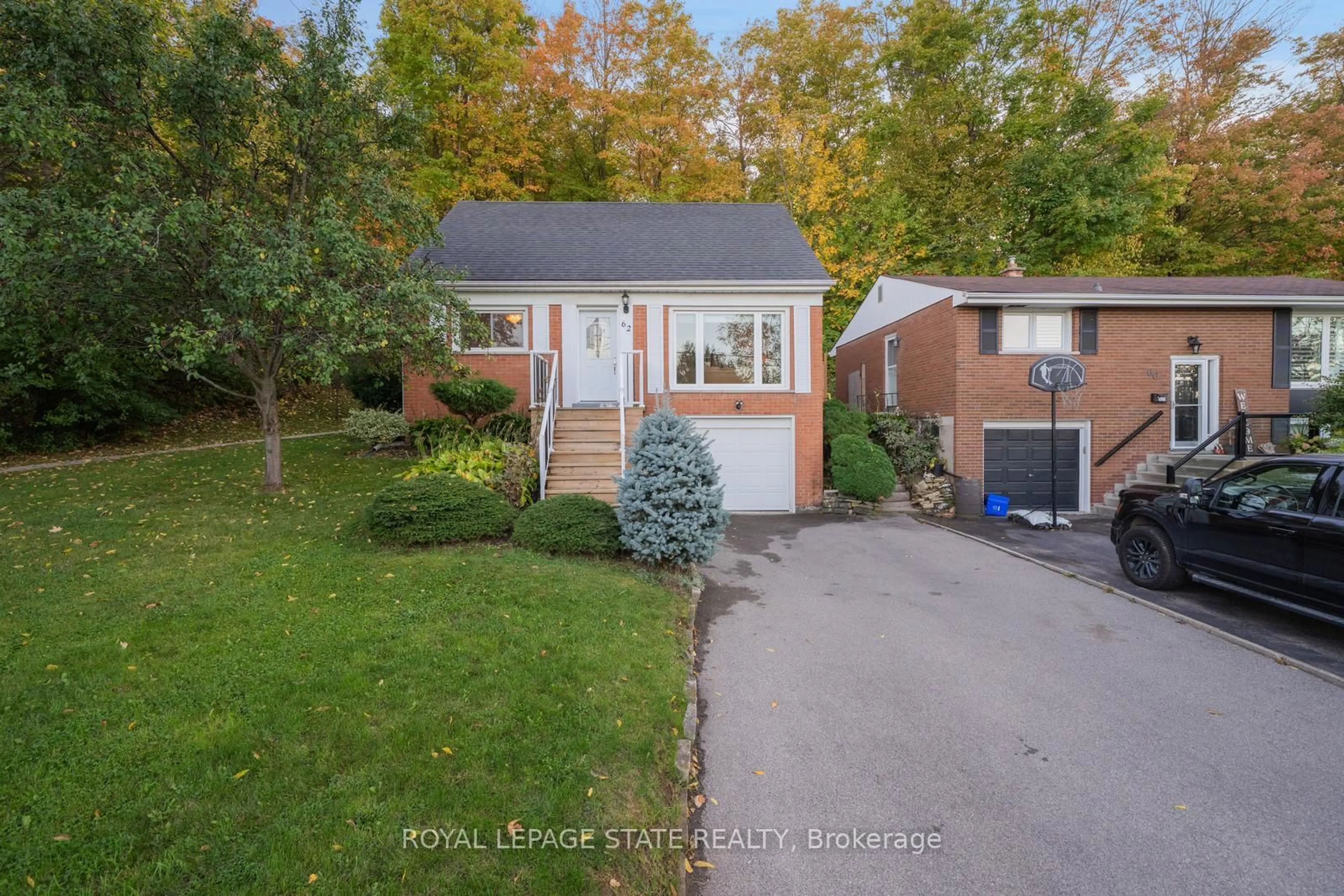 A pic from outside/outdoor area/front of a property/back of a property/a pic from drone, street for 62 brentwood Dr, Hamilton Ontario L8T 3V8