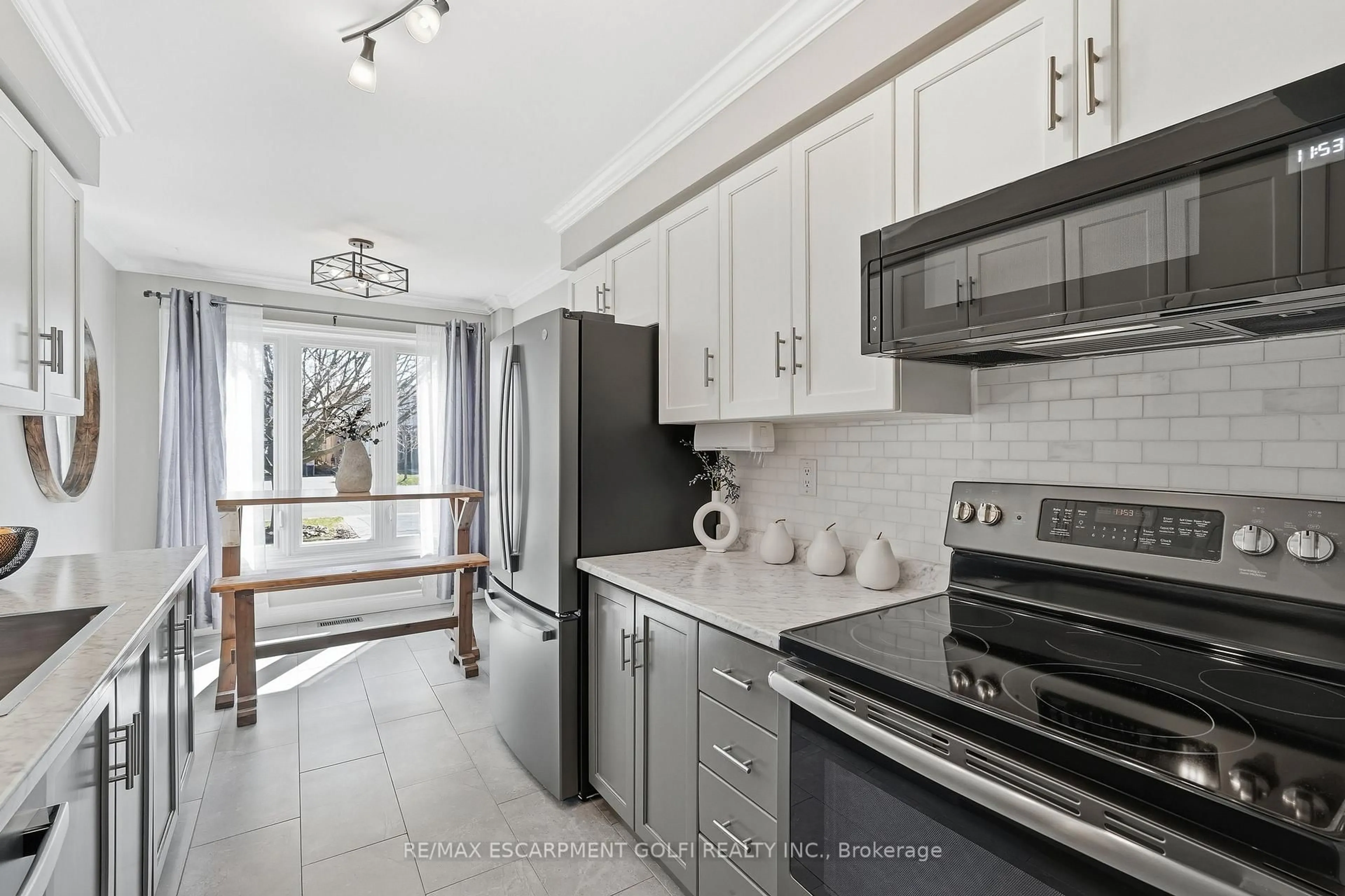 Open concept kitchen, ceramic/tile floor for 107 Broughton Ave, Hamilton Ontario L8W 3S7