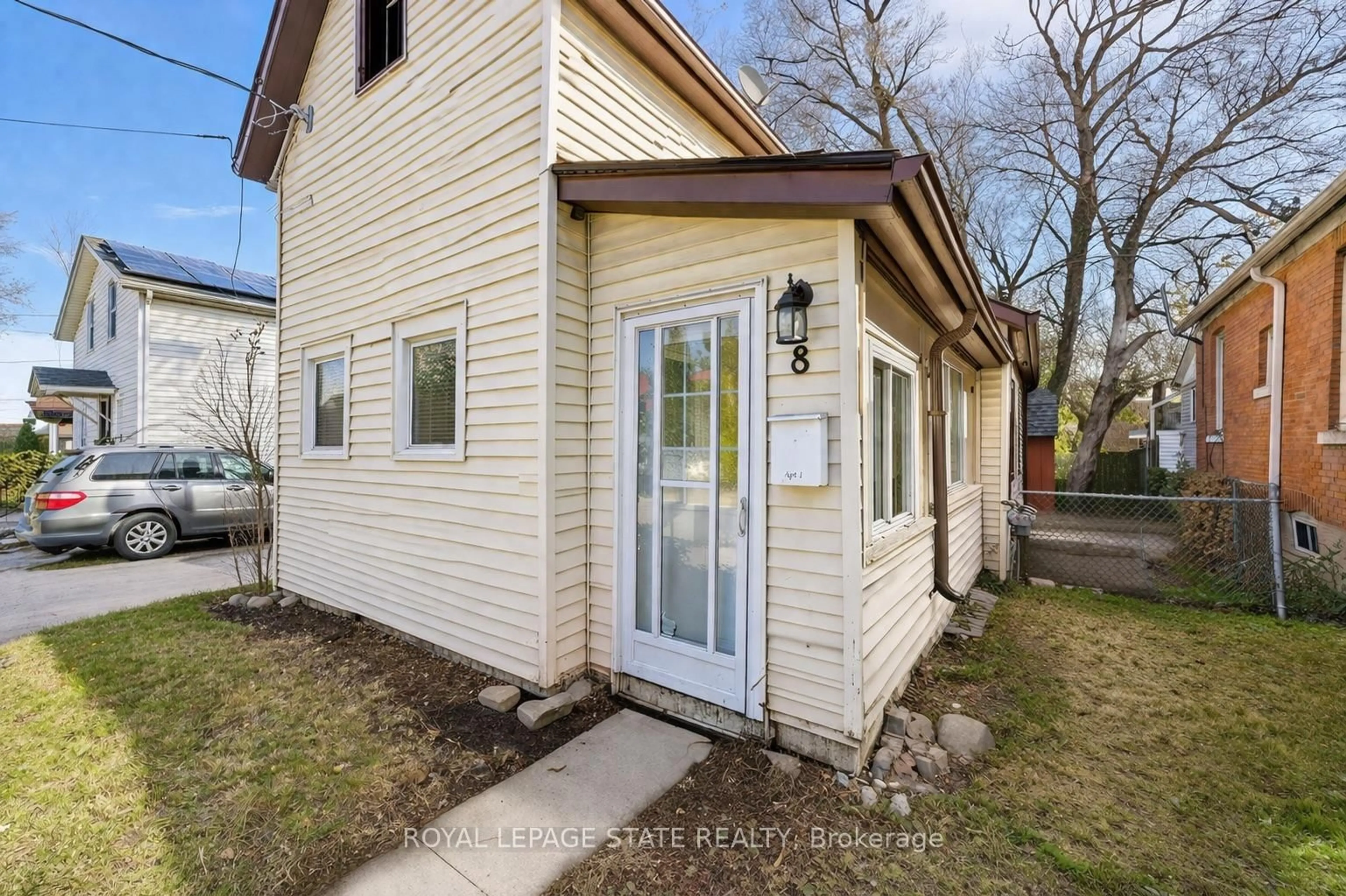 Unknown for 8 Tasker St, St. Catharines Ontario L2R 3Z8