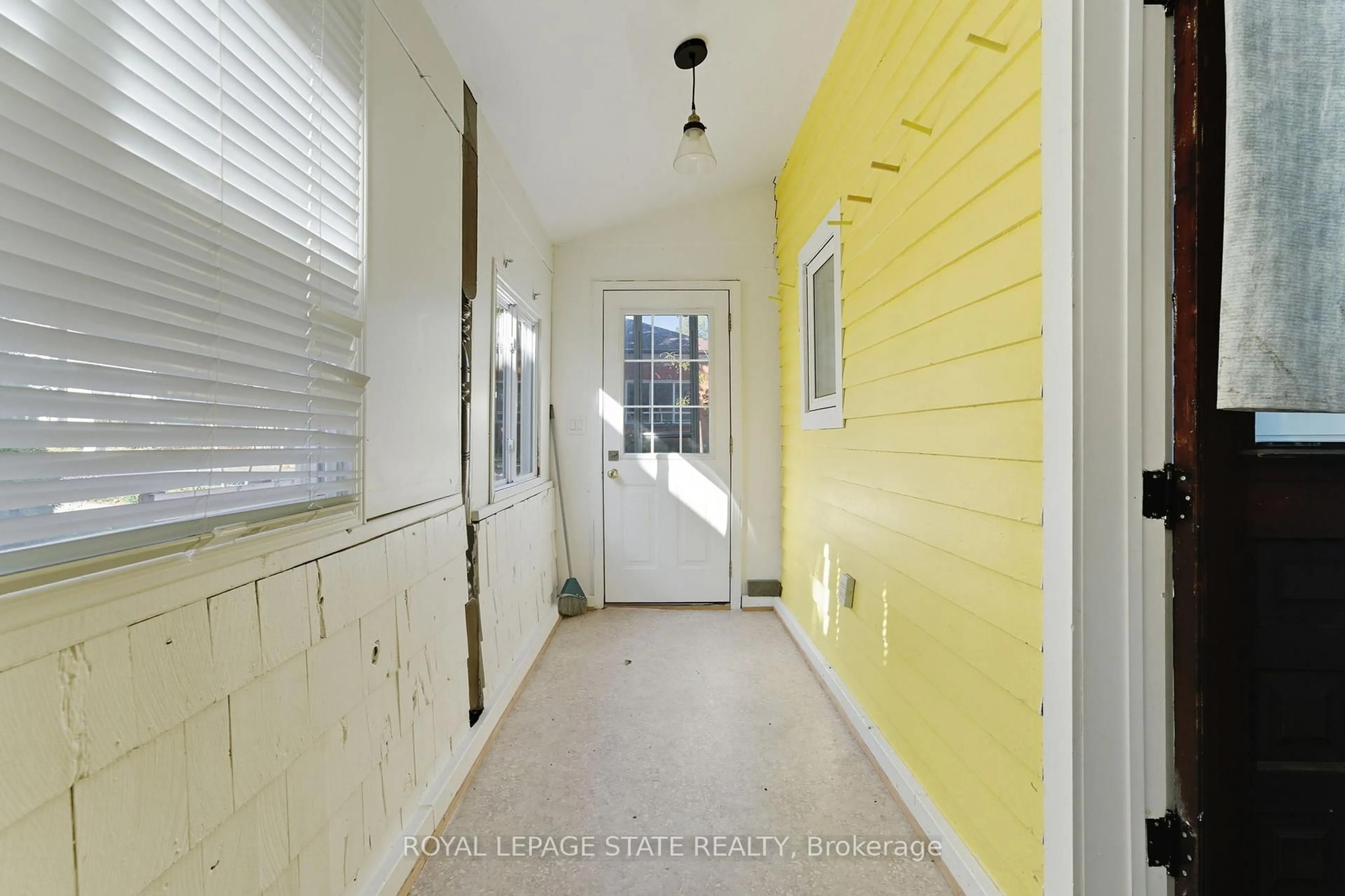 Indoor entryway for 8 Tasker St, St. Catharines Ontario L2R 3Z8