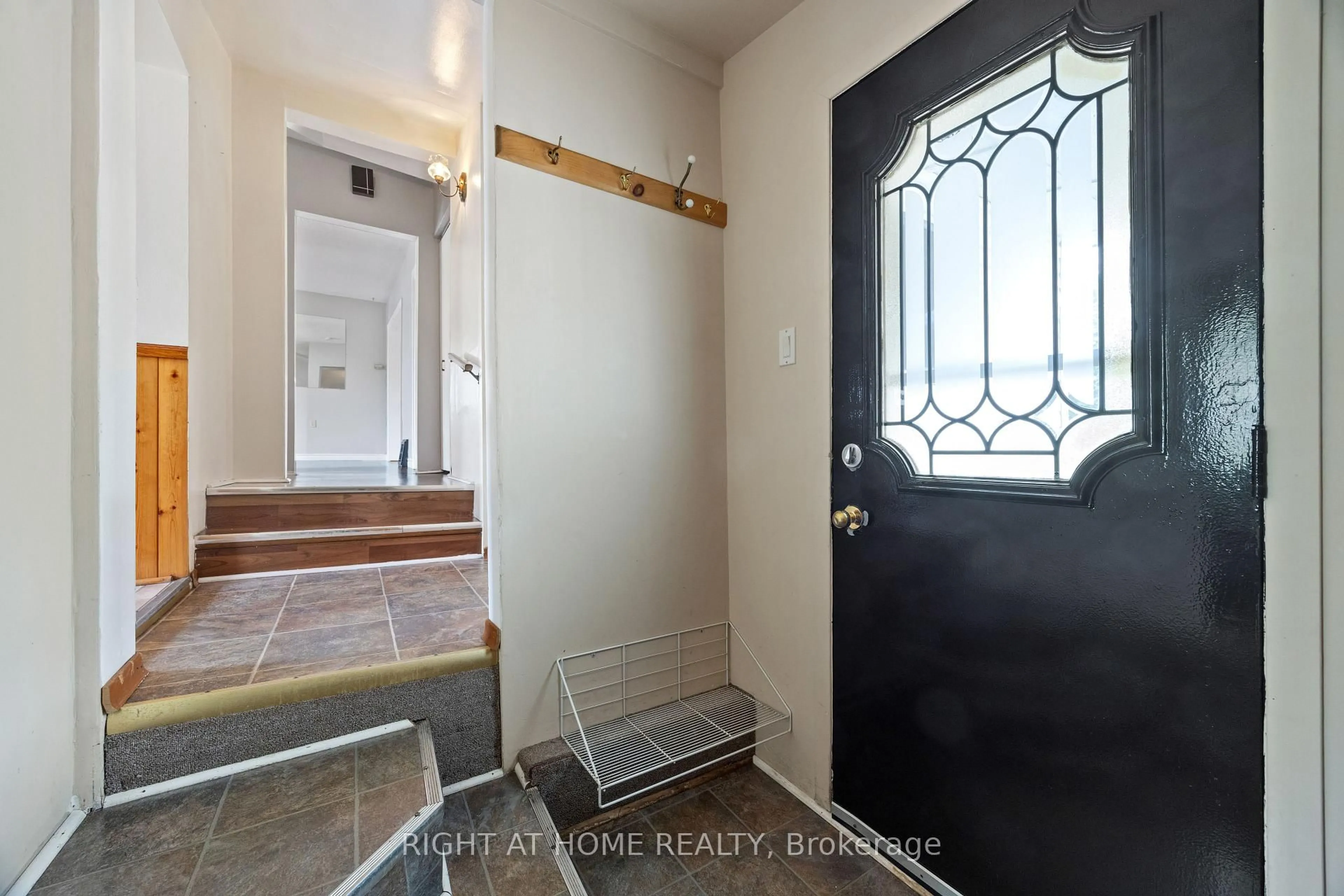 Indoor entryway for 221 Samuelson St, Cambridge Ontario N1R 1K9
