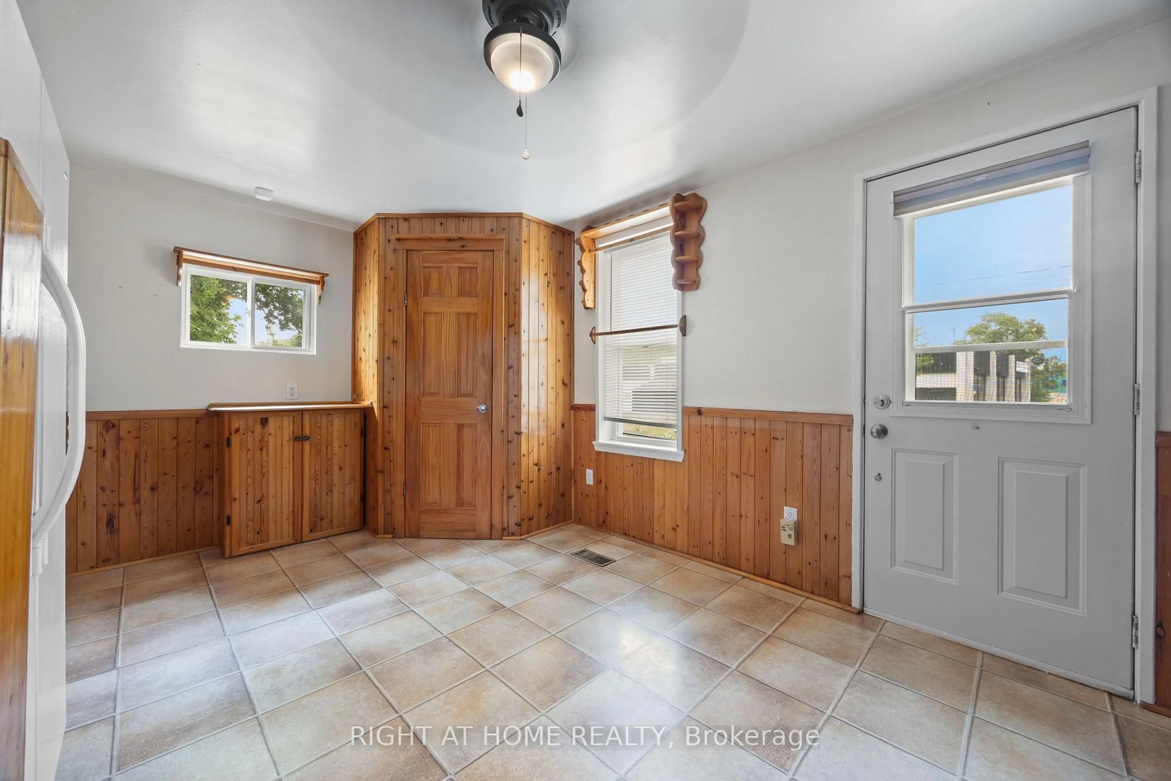 Indoor entryway for 221 Samuelson St, Cambridge Ontario N1R 1K9