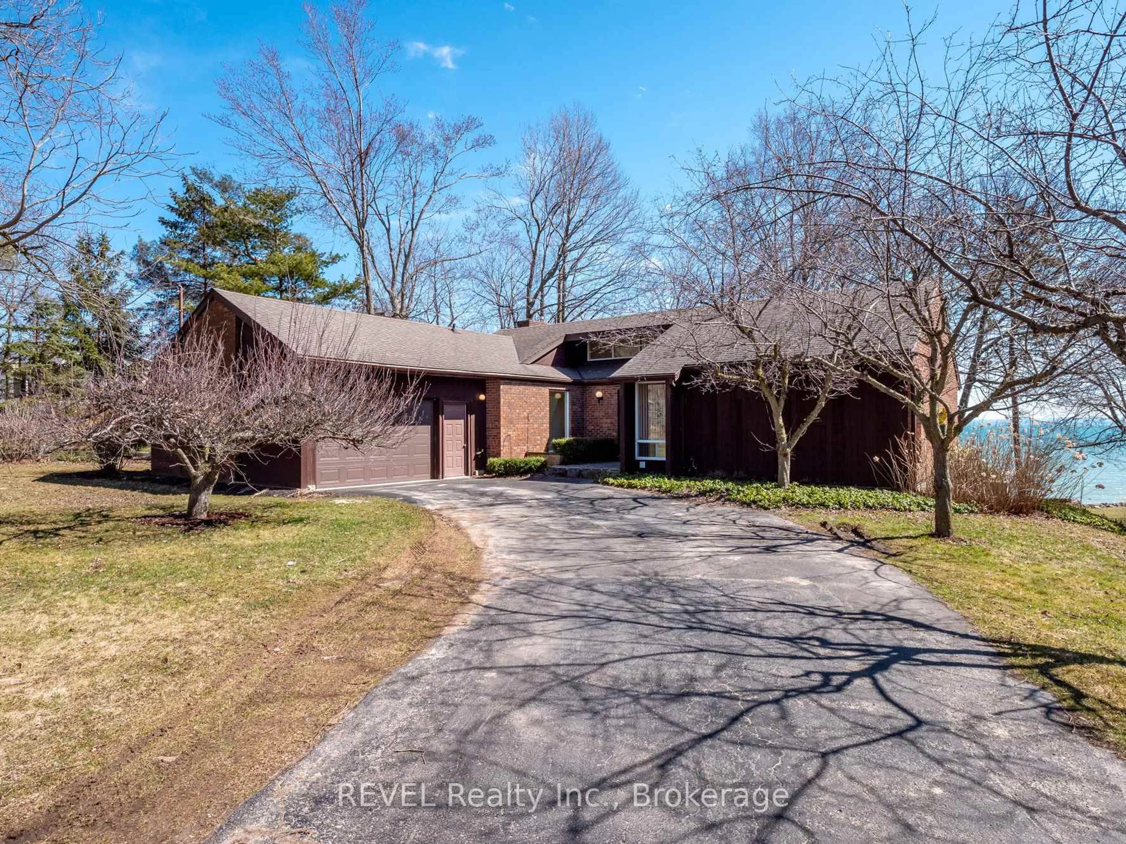 A pic from outside/outdoor area/front of a property/back of a property/a pic from drone, street for 254 Prospect Point Rd, Fort Erie Ontario L0S 1N0