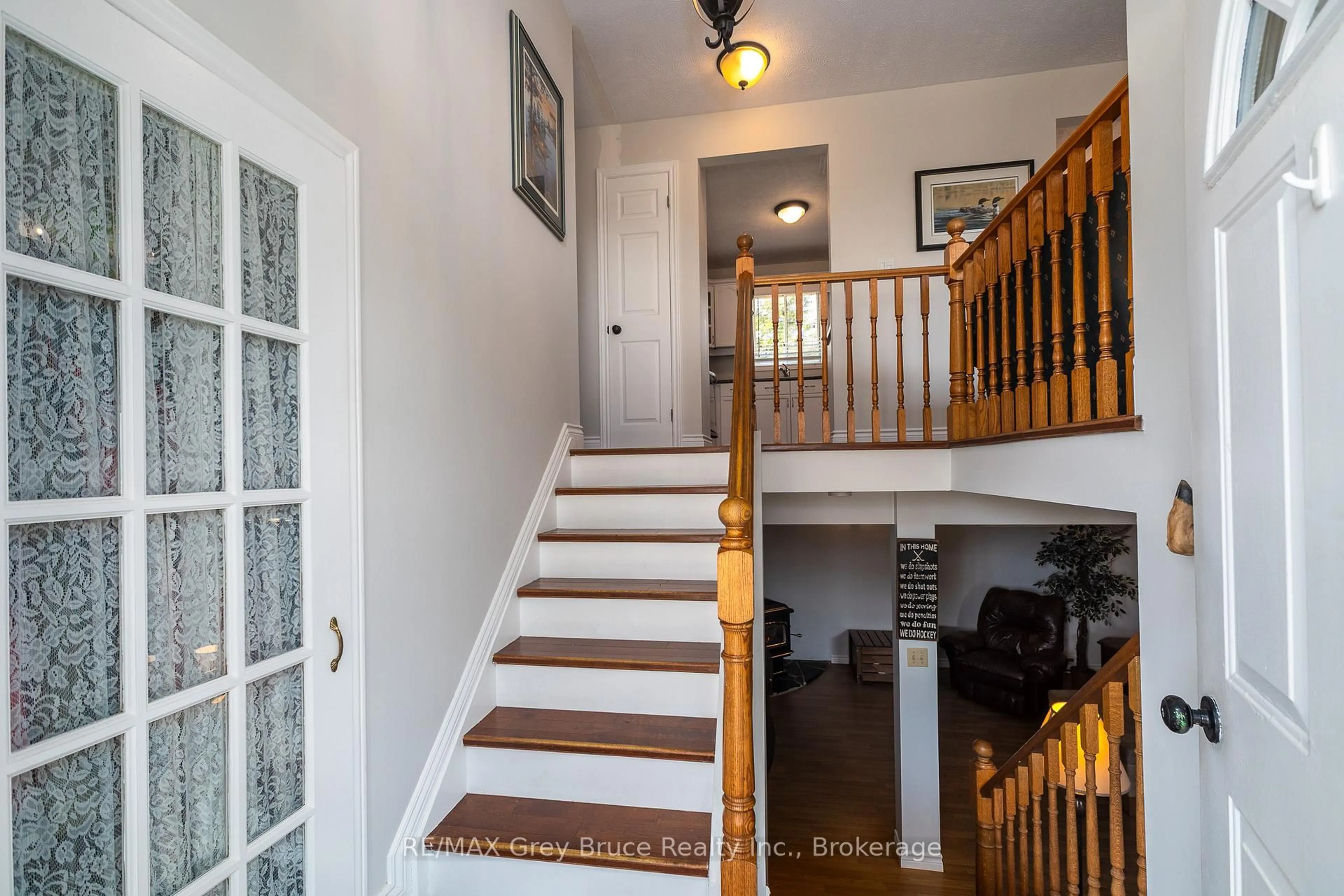Indoor foyer for 461 8th 'A' Ave, Owen Sound Ontario N4K 6S8