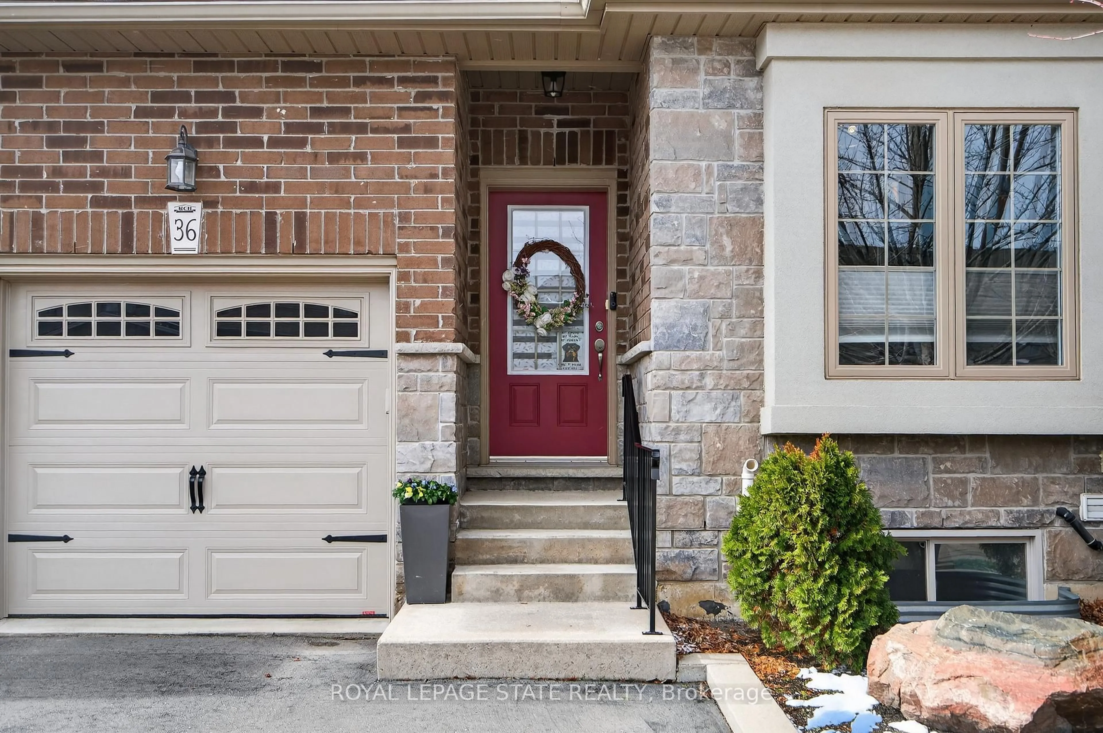 Indoor entryway for 36 Banks St, Brantford Ontario N3T 0H7
