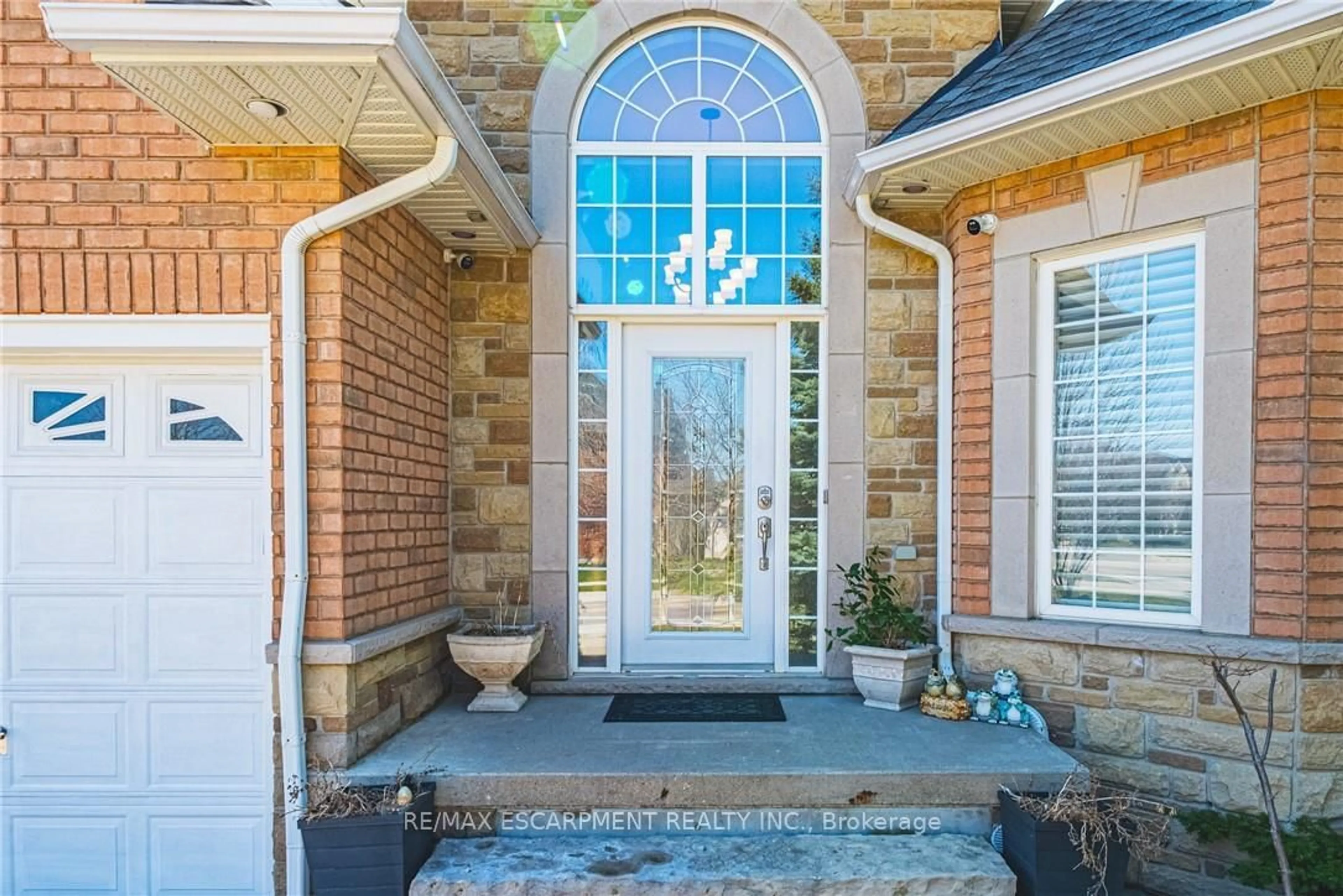 Home with brick exterior material, unknown for 137 PINEHILL Dr, Hamilton Ontario L0R 1P0