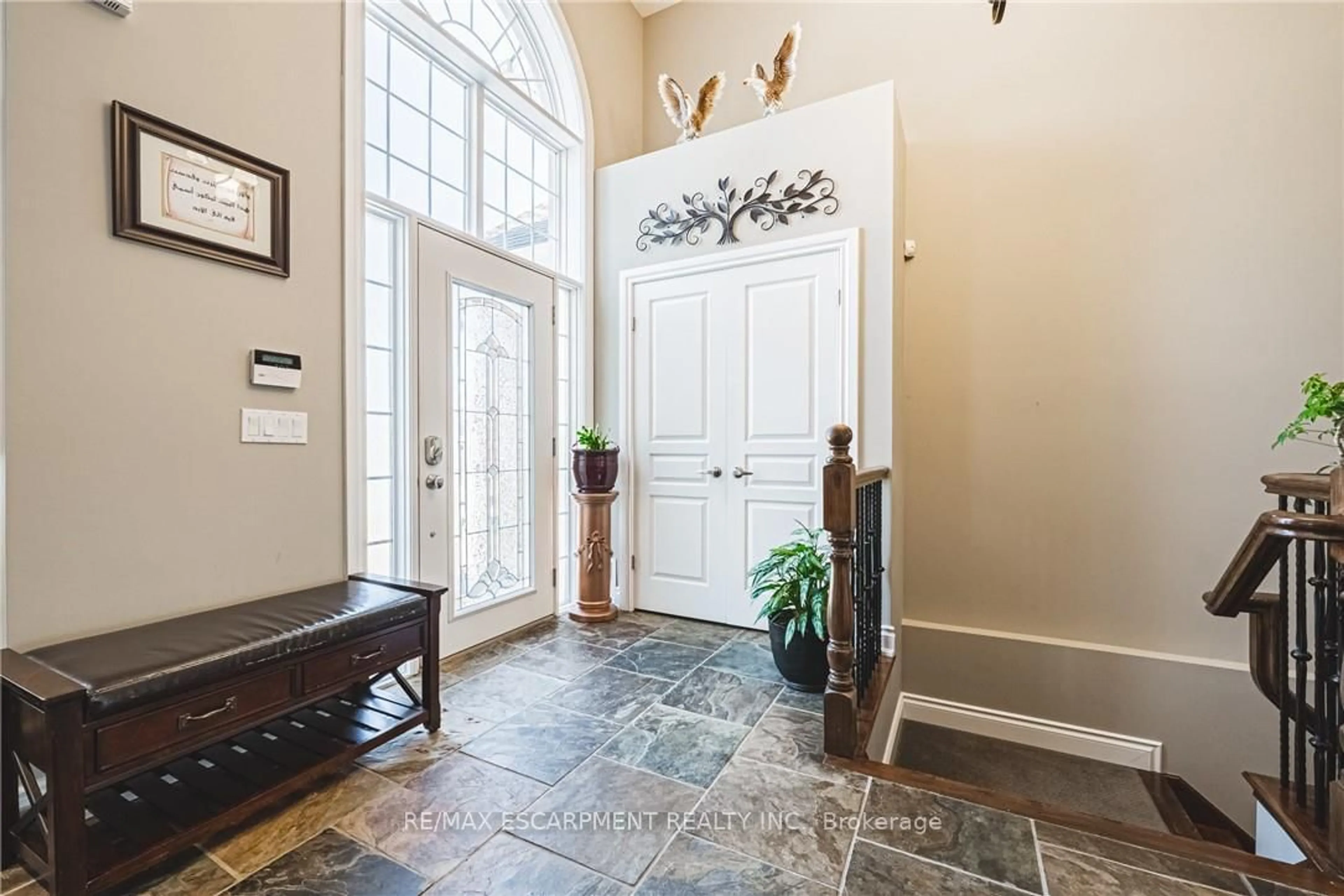 Indoor entryway for 137 PINEHILL Dr, Hamilton Ontario L0R 1P0