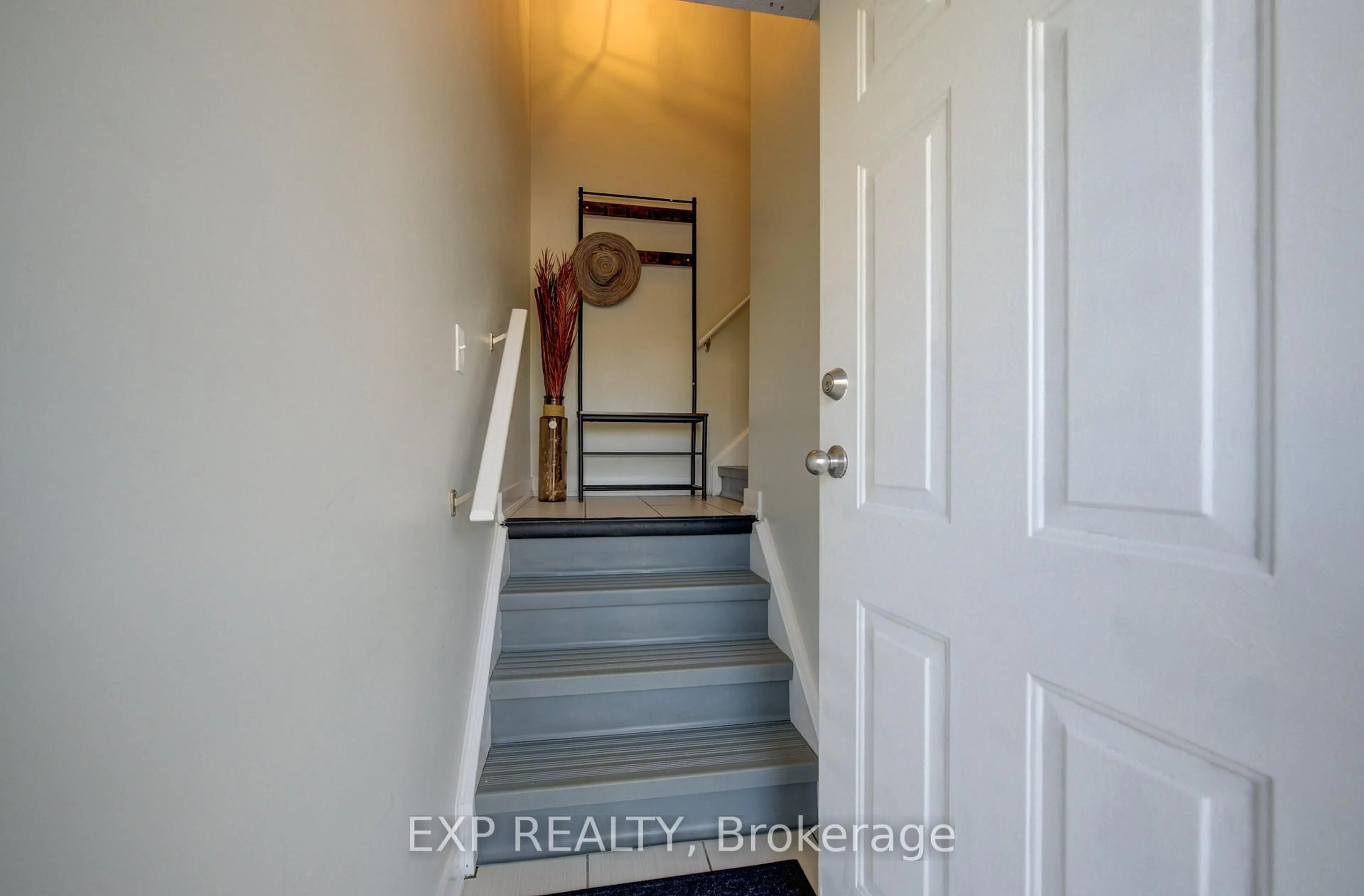 Indoor entryway for 185 Windale Cres #6A, Kitchener Ontario N2E 0G3