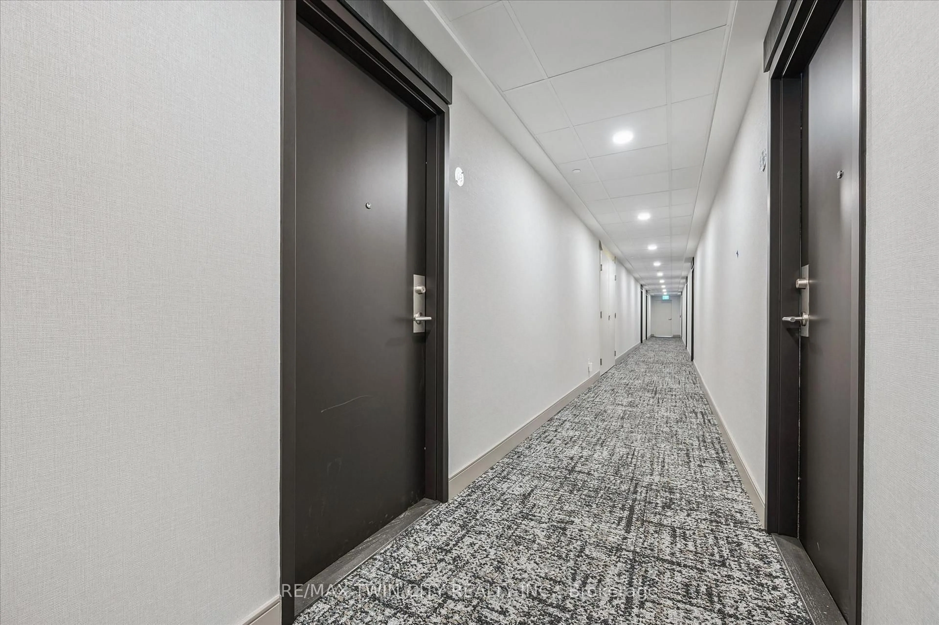 Indoor foyer for 85 Duke St #103, Kitchener Ontario N2H 0B7