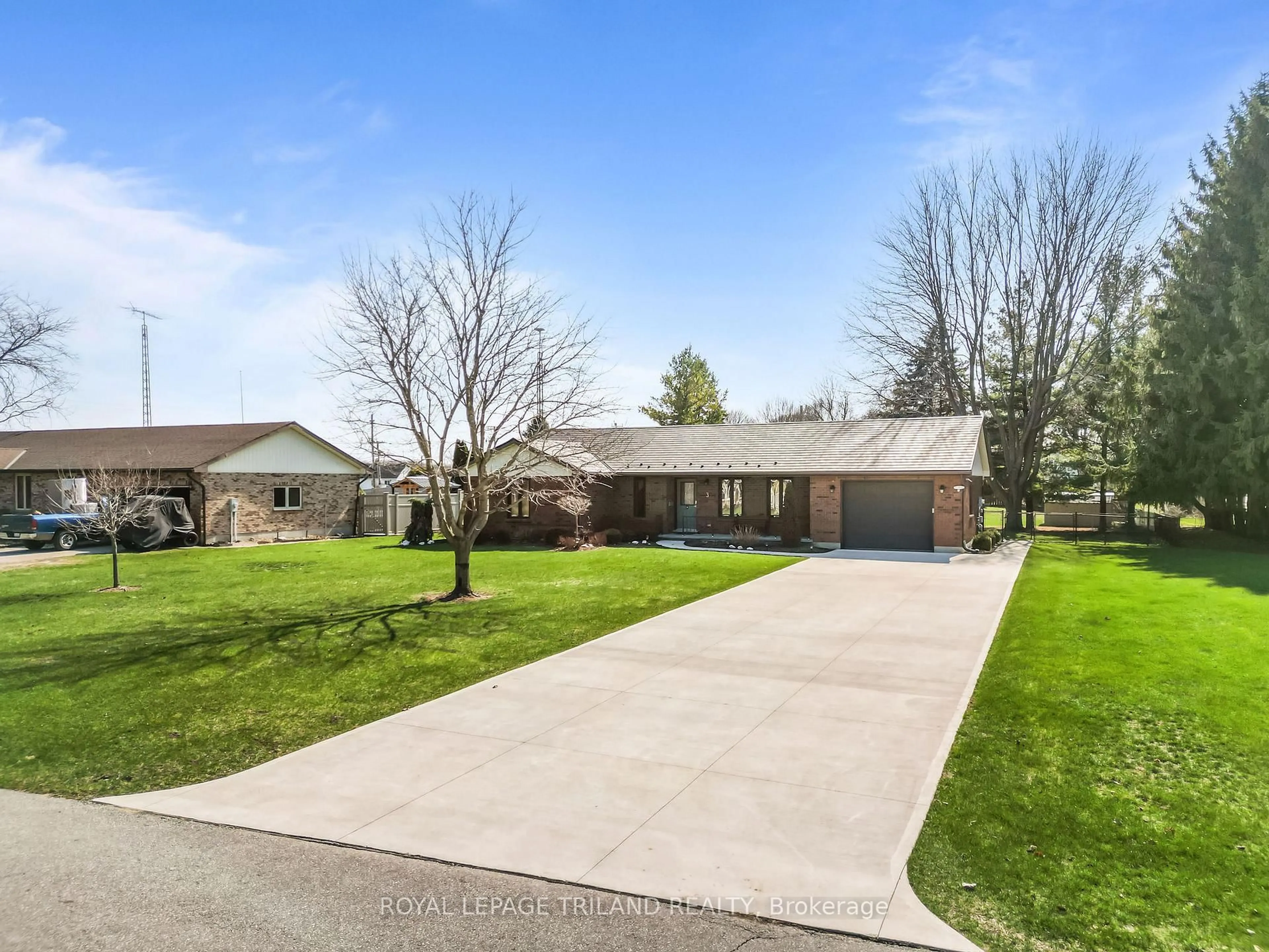 A pic from outside/outdoor area/front of a property/back of a property/a pic from drone, street for 3 Durham St, Newbury Ontario N0L 1Z0