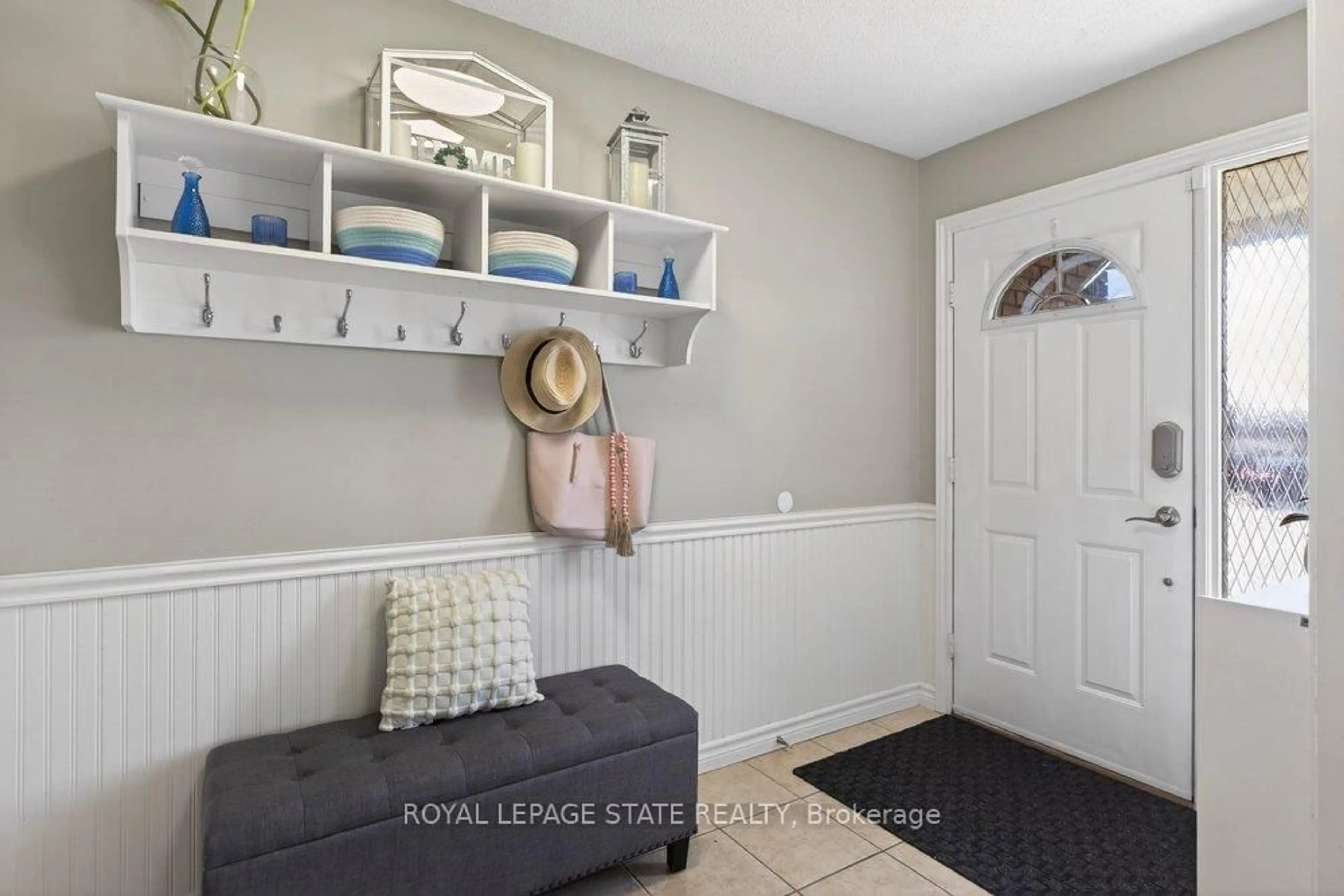 Indoor entryway for 39 Trenholme Cres, Hamilton Ontario L8W 2L4