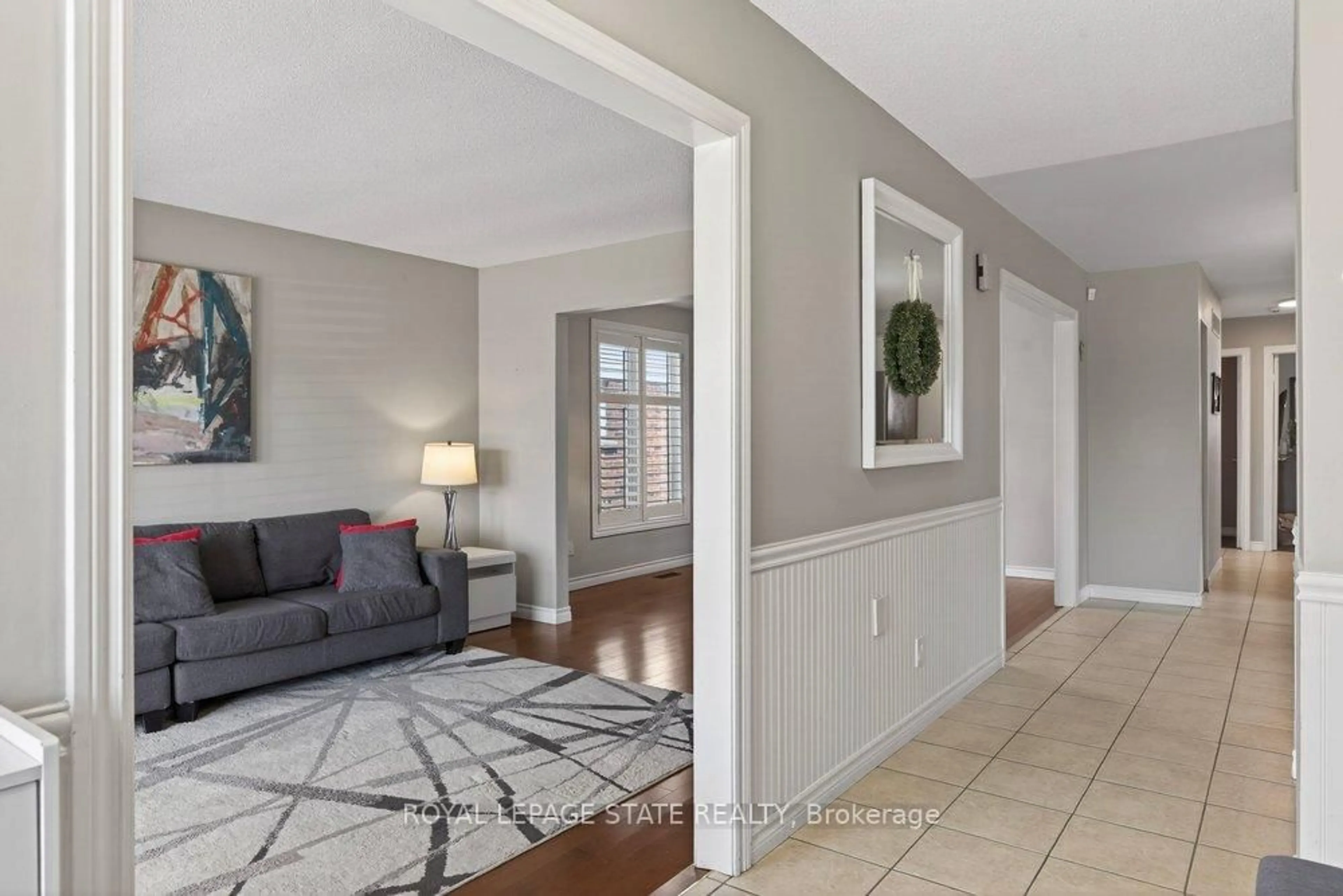 Indoor entryway for 39 Trenholme Cres, Hamilton Ontario L8W 2L4