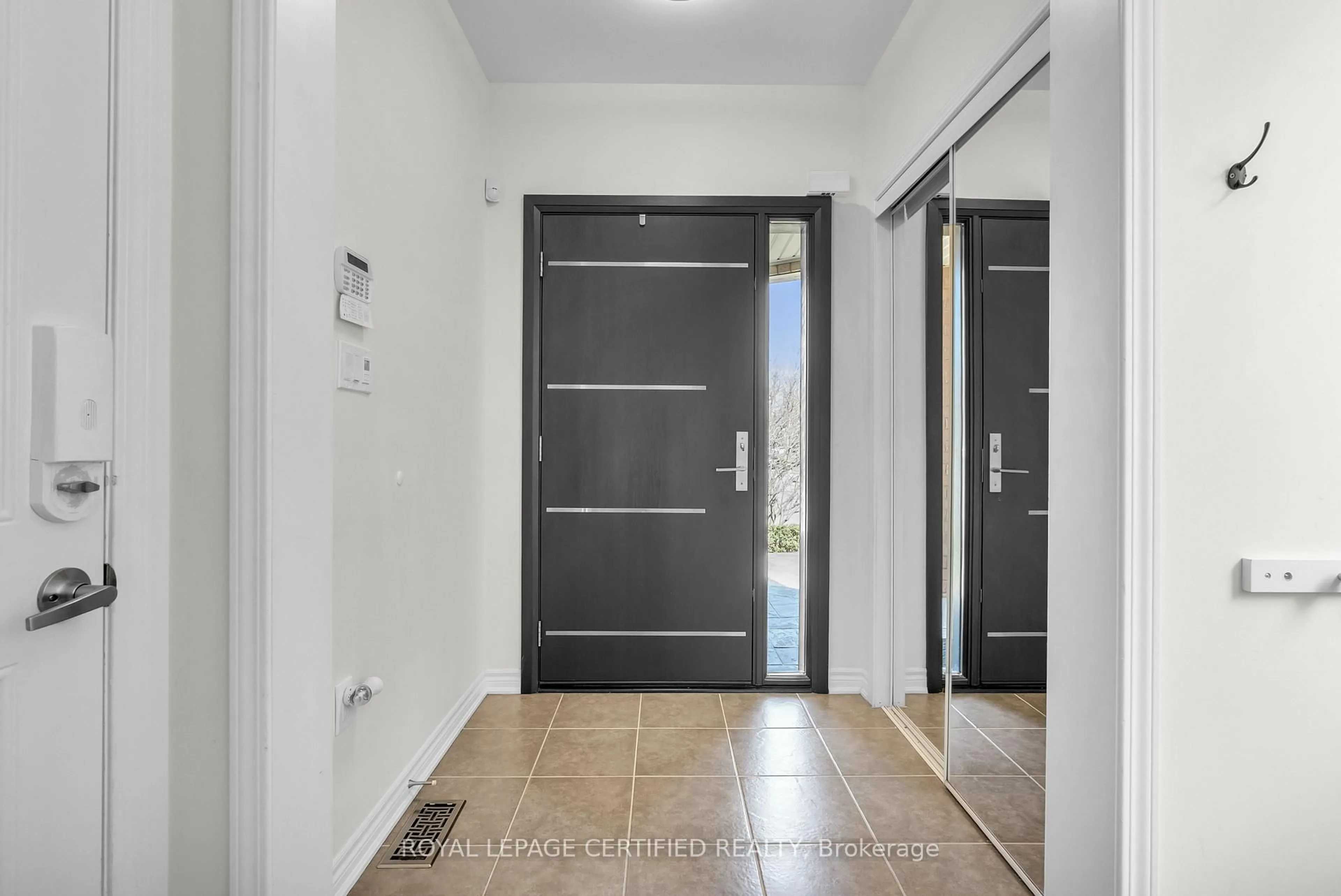 Indoor entryway for 31 Peer Crt, Hamilton Ontario L9K 0C5