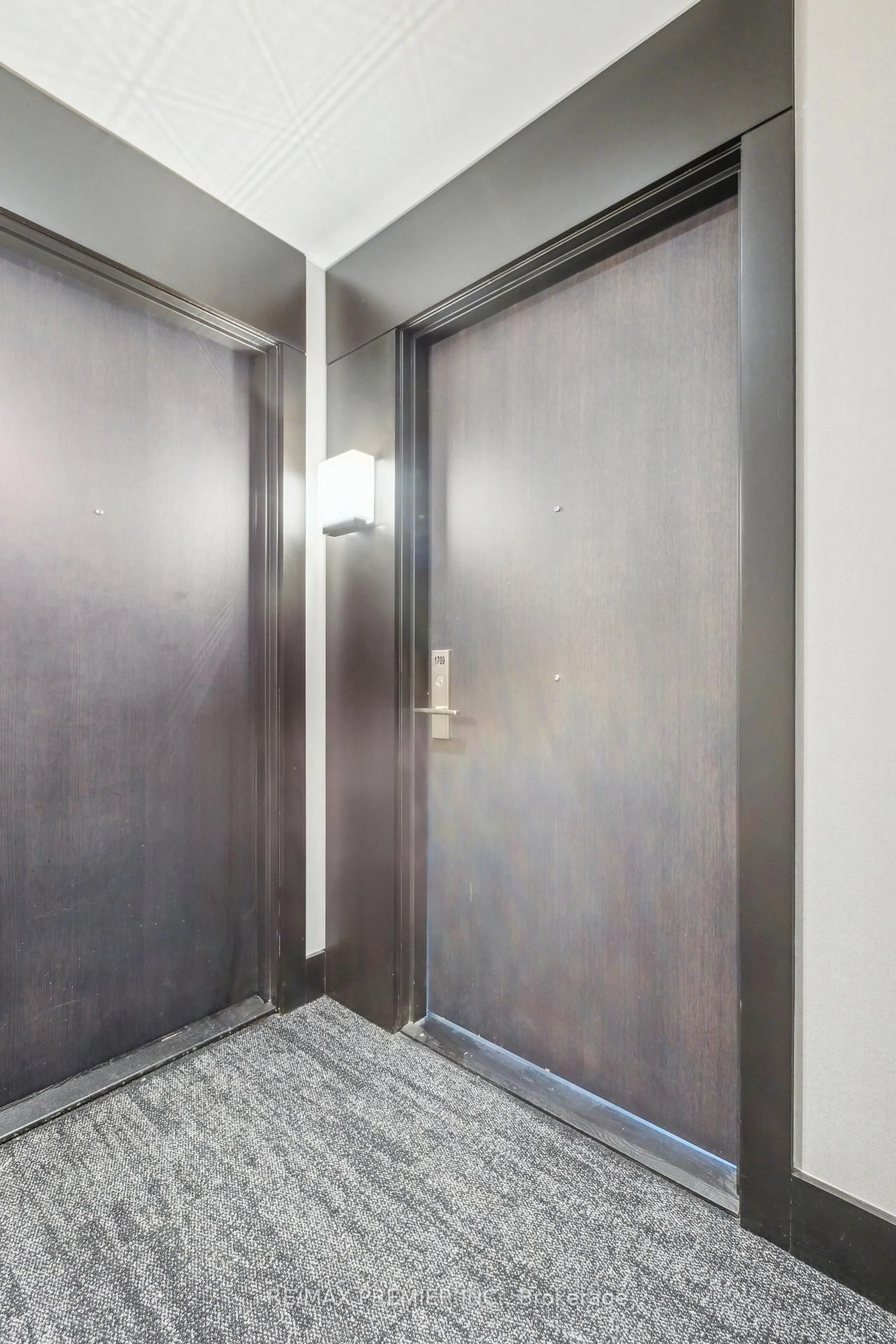 Indoor foyer for 55 Duke St #1709, Kitchener Ontario N2H 0C9