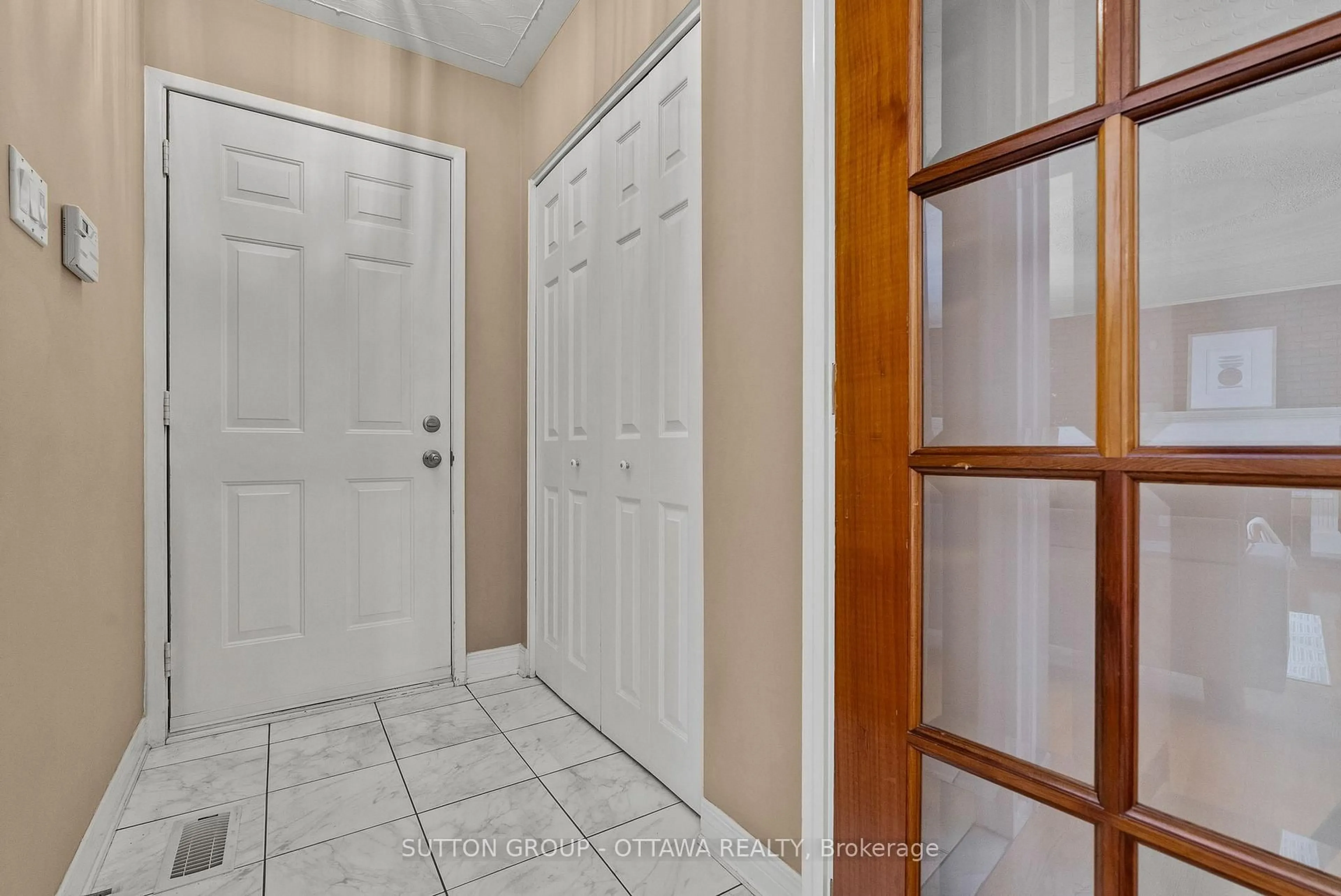 Indoor entryway for 9 Aberfeldy St, Ottawa Ontario K2H 6H6