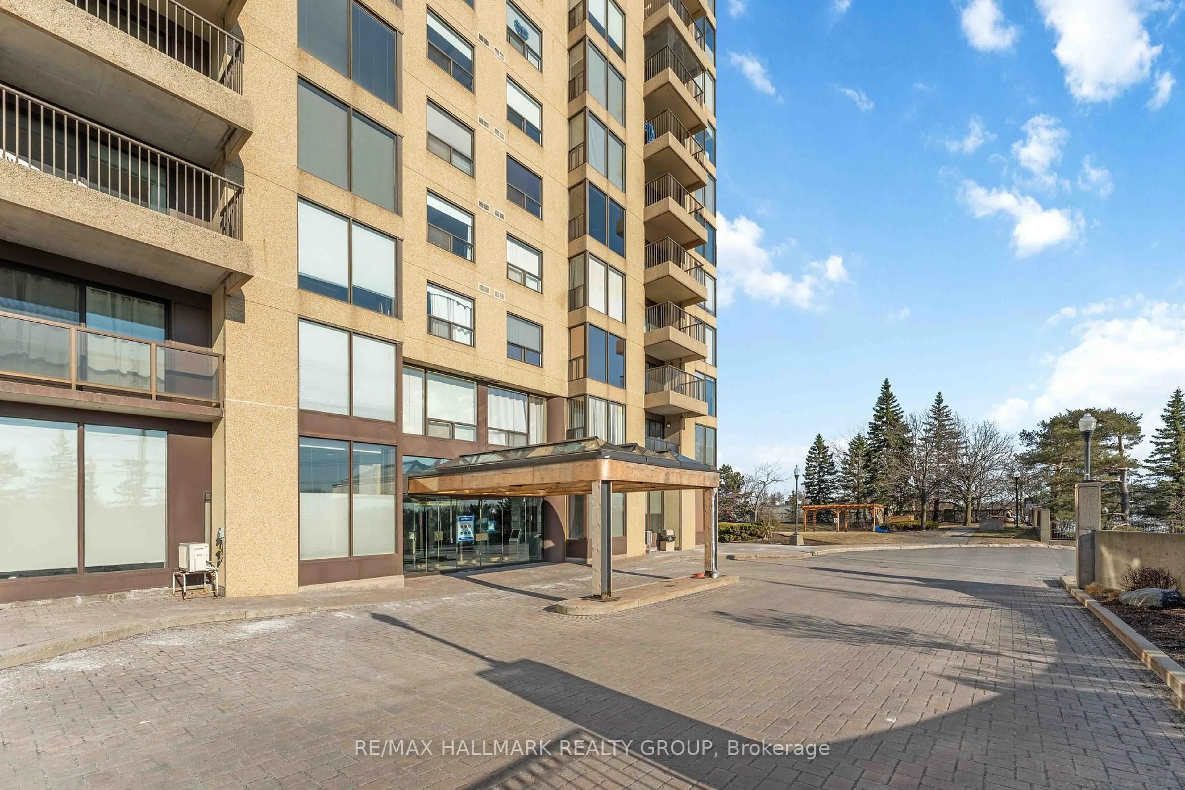 Unknown for 545 St Laurent Blvd #906, Ottawa Ontario K1K 4H9