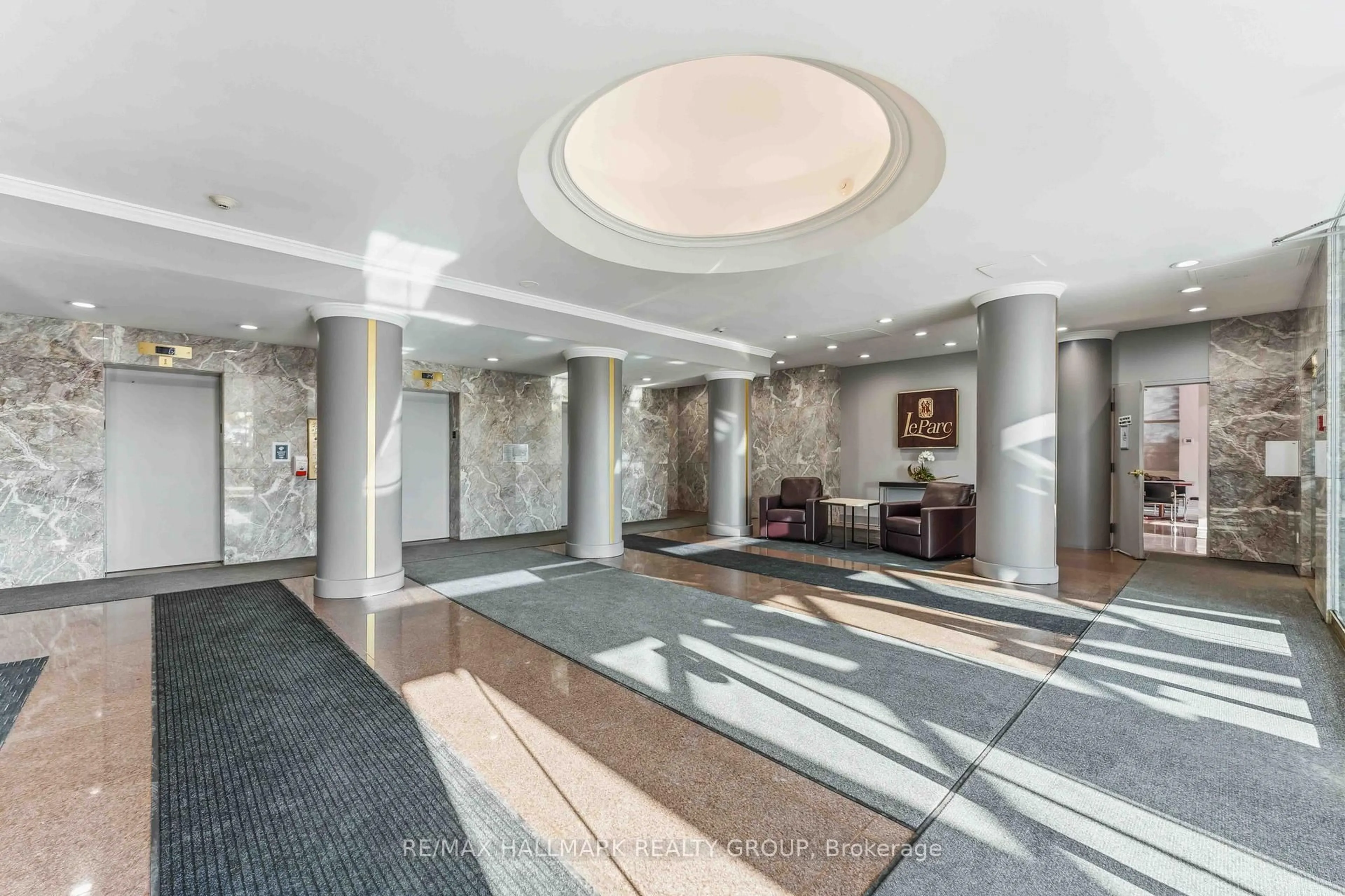 Indoor foyer for 545 St Laurent Blvd #906, Ottawa Ontario K1K 4H9