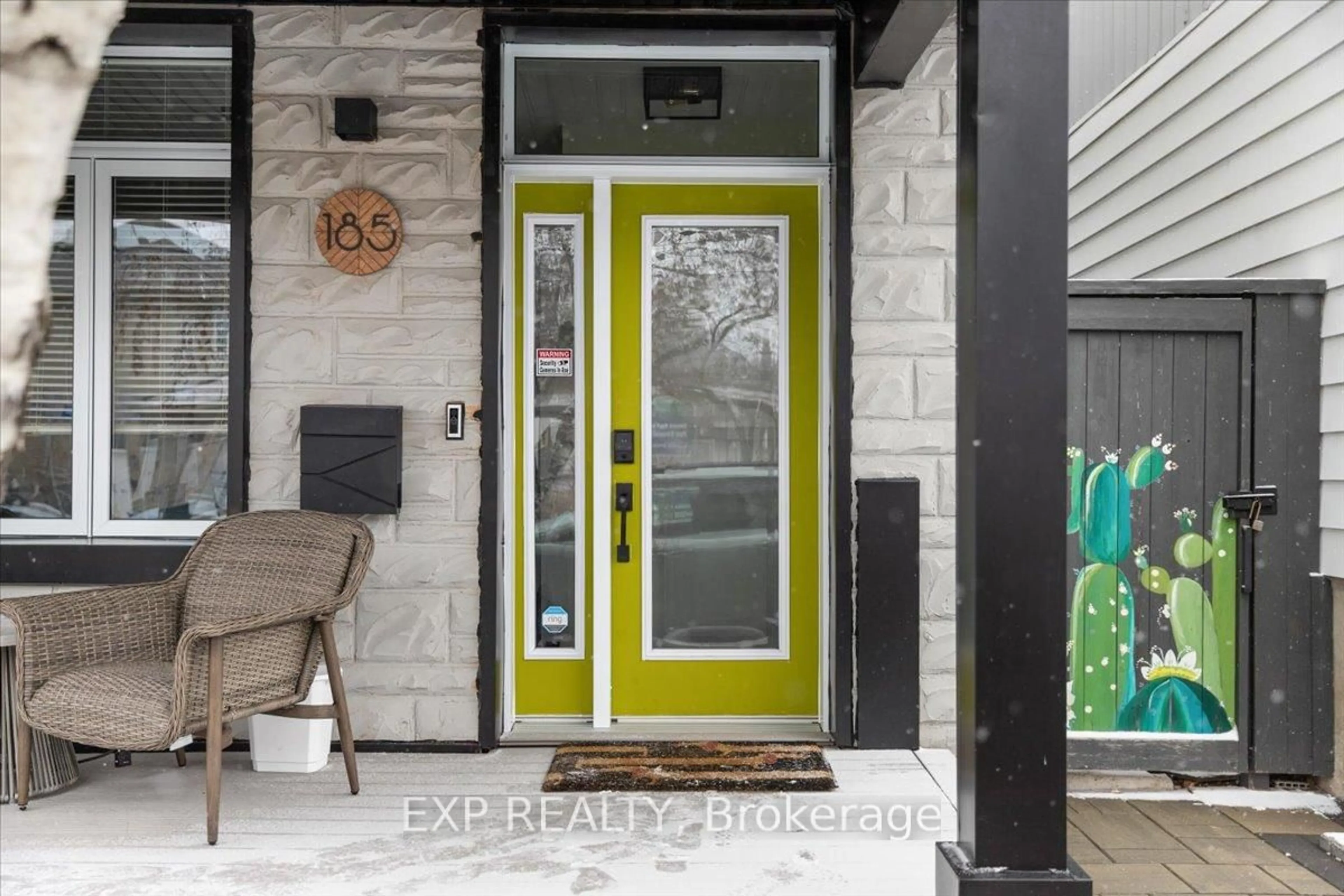 Indoor entryway for 185 Deschamps Ave, Ottawa Ontario K1L 5Z3