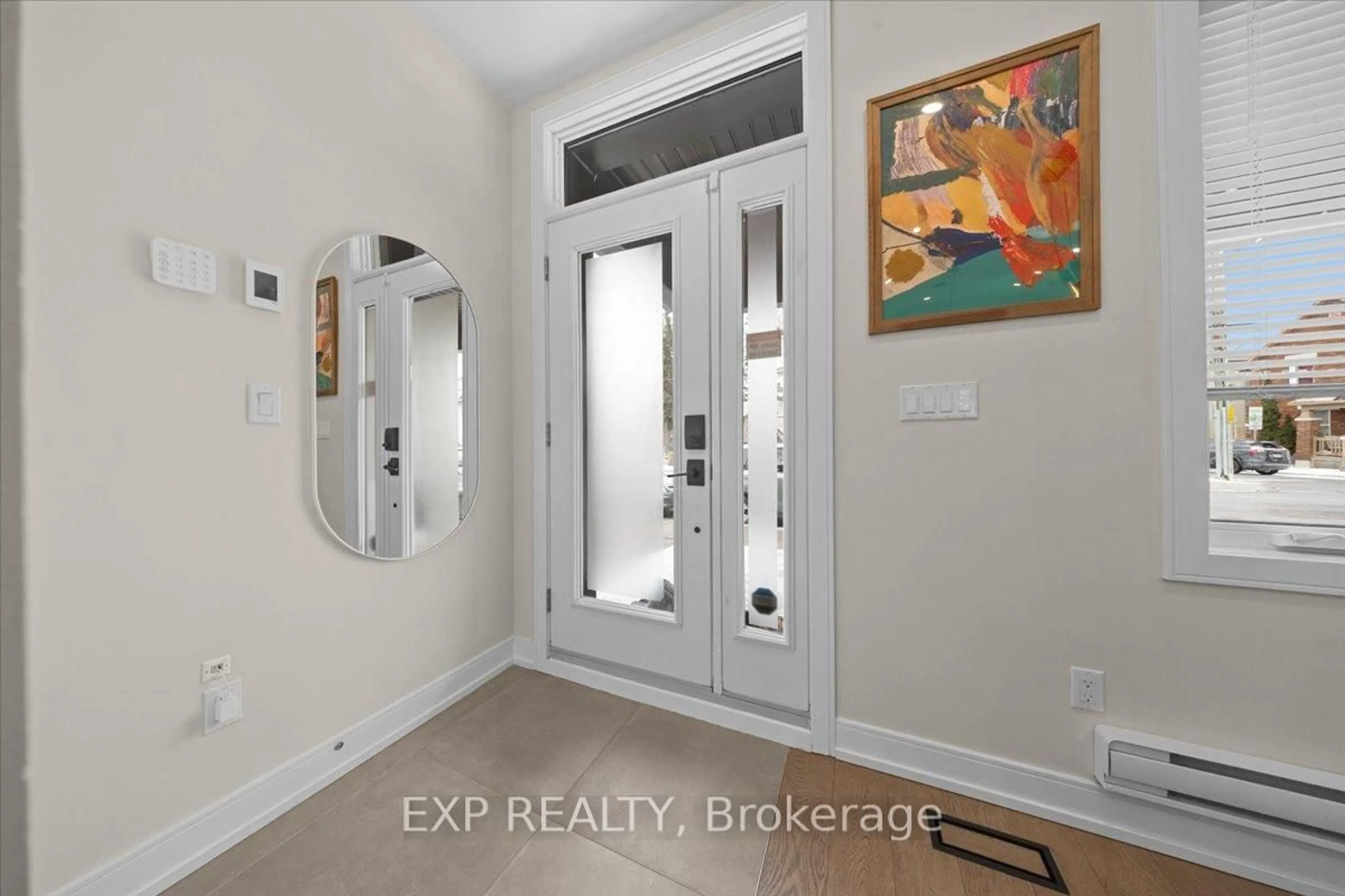 Indoor entryway for 185 Deschamps Ave, Ottawa Ontario K1L 5Z3