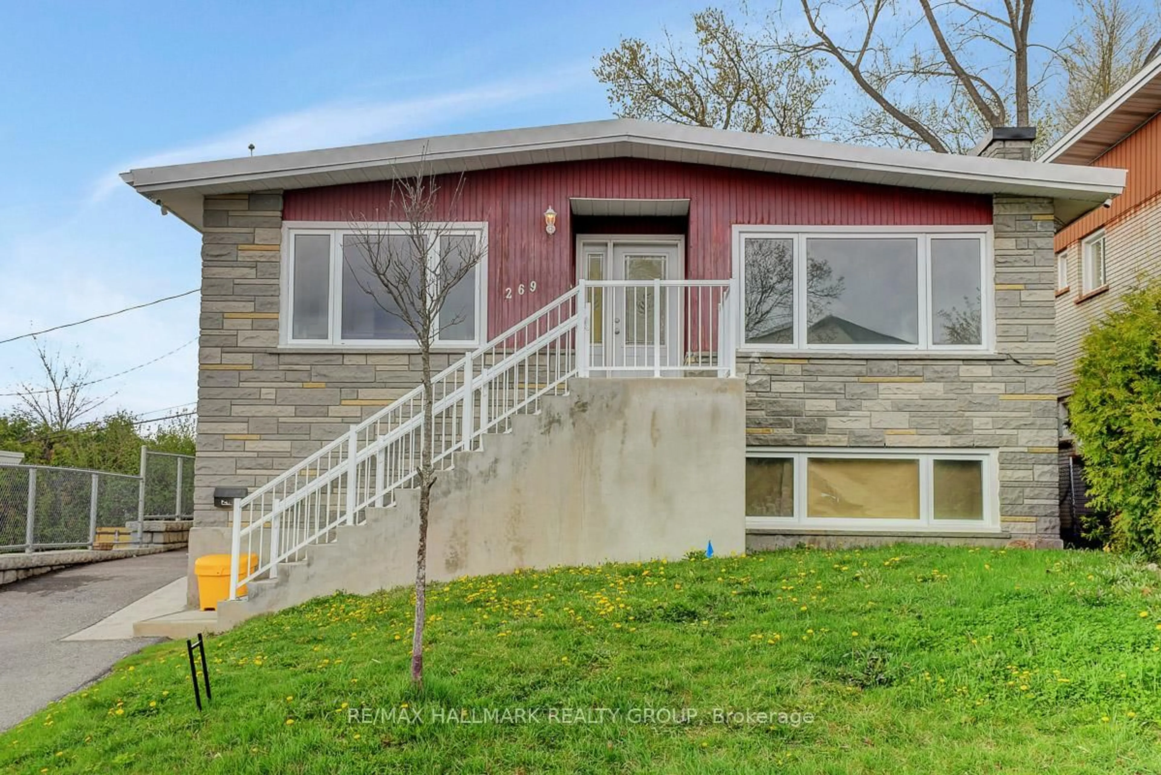 Home with vinyl exterior material, unknown for 269 Michel Circ, Ottawa Ontario K1L 7P4