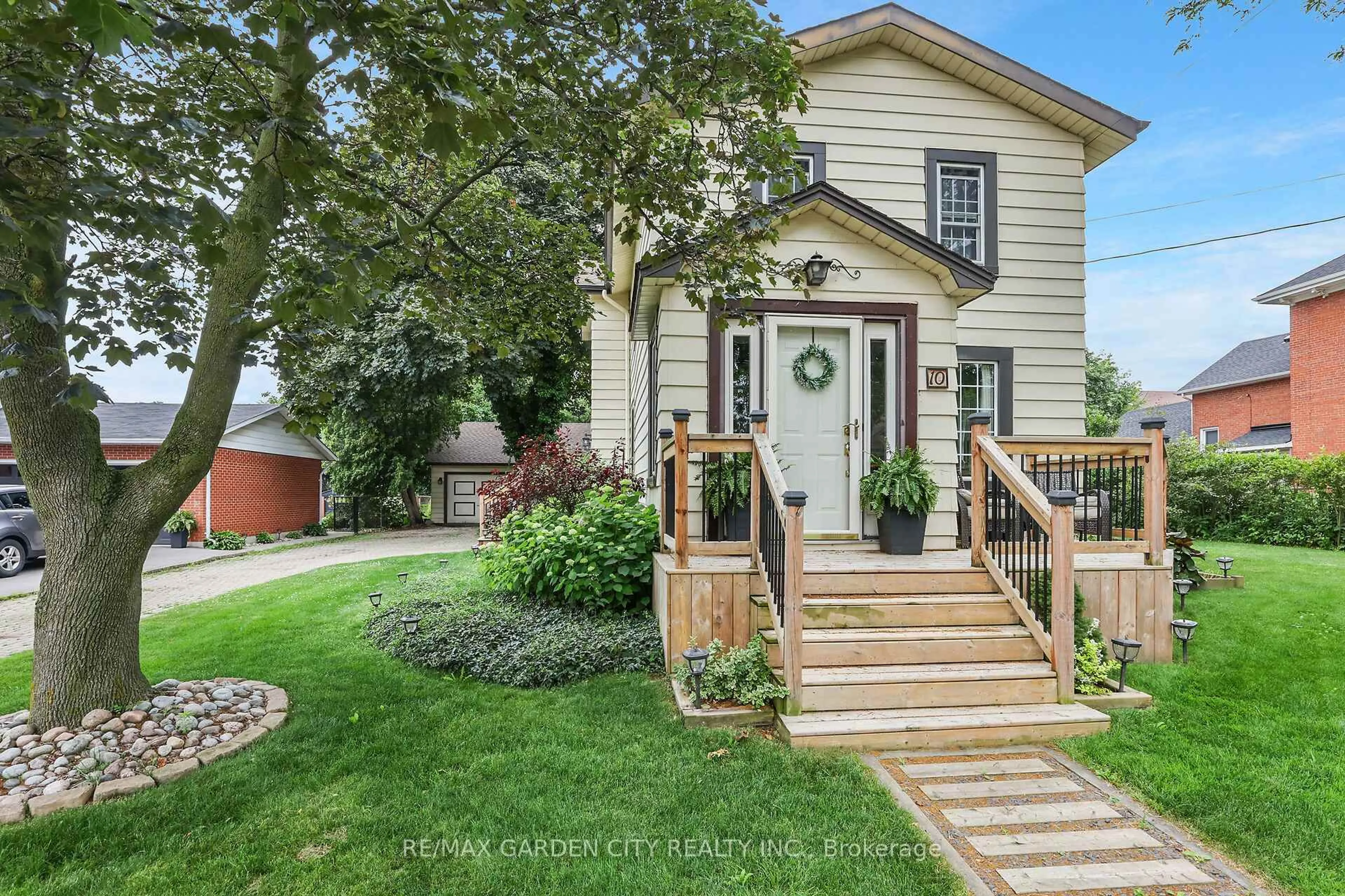 Home with brick exterior material, street for 10 Maple Ave, Grimsby Ontario L3M 3B6