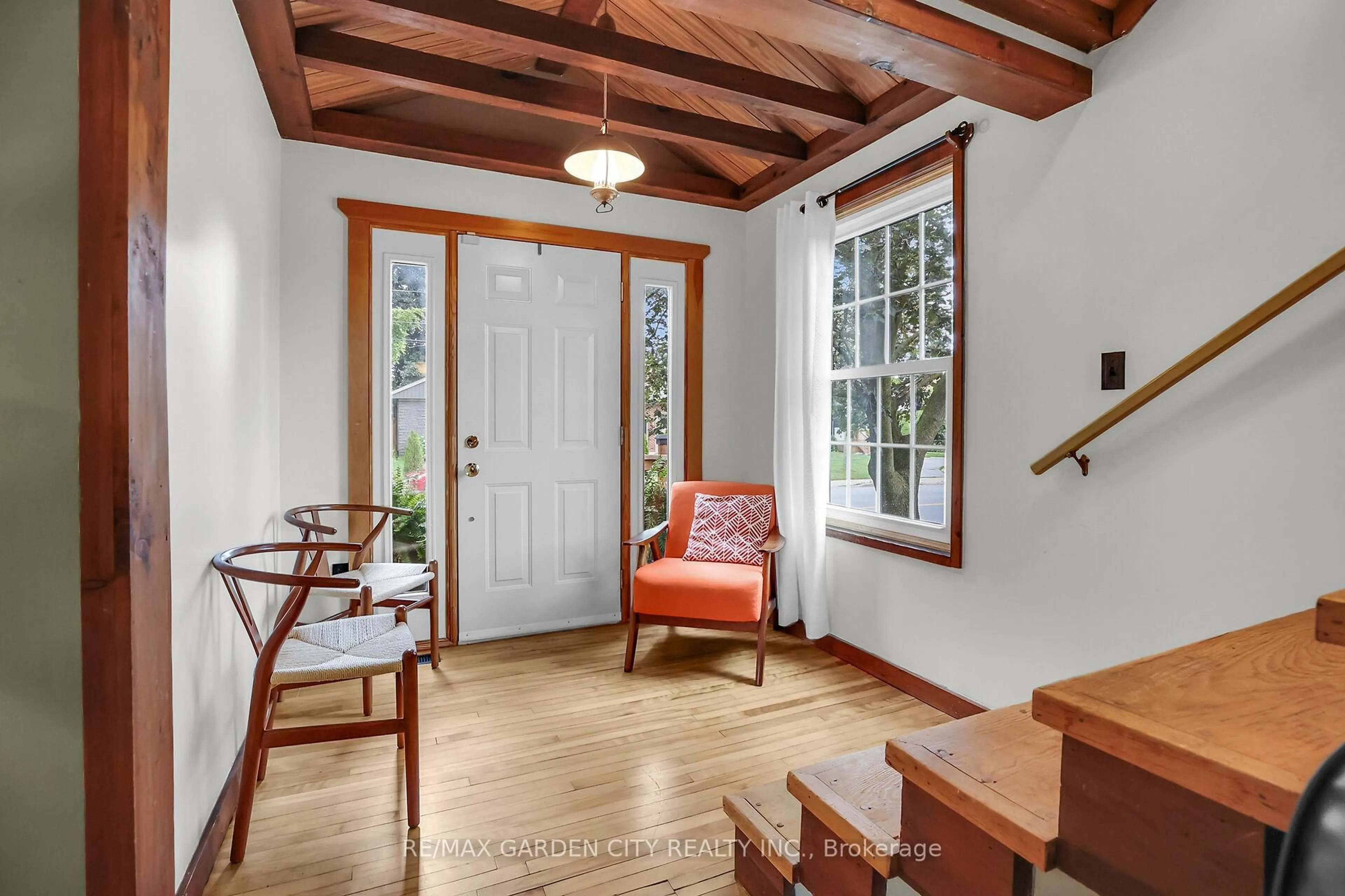 Indoor entryway for 10 Maple Ave, Grimsby Ontario L3M 3B6