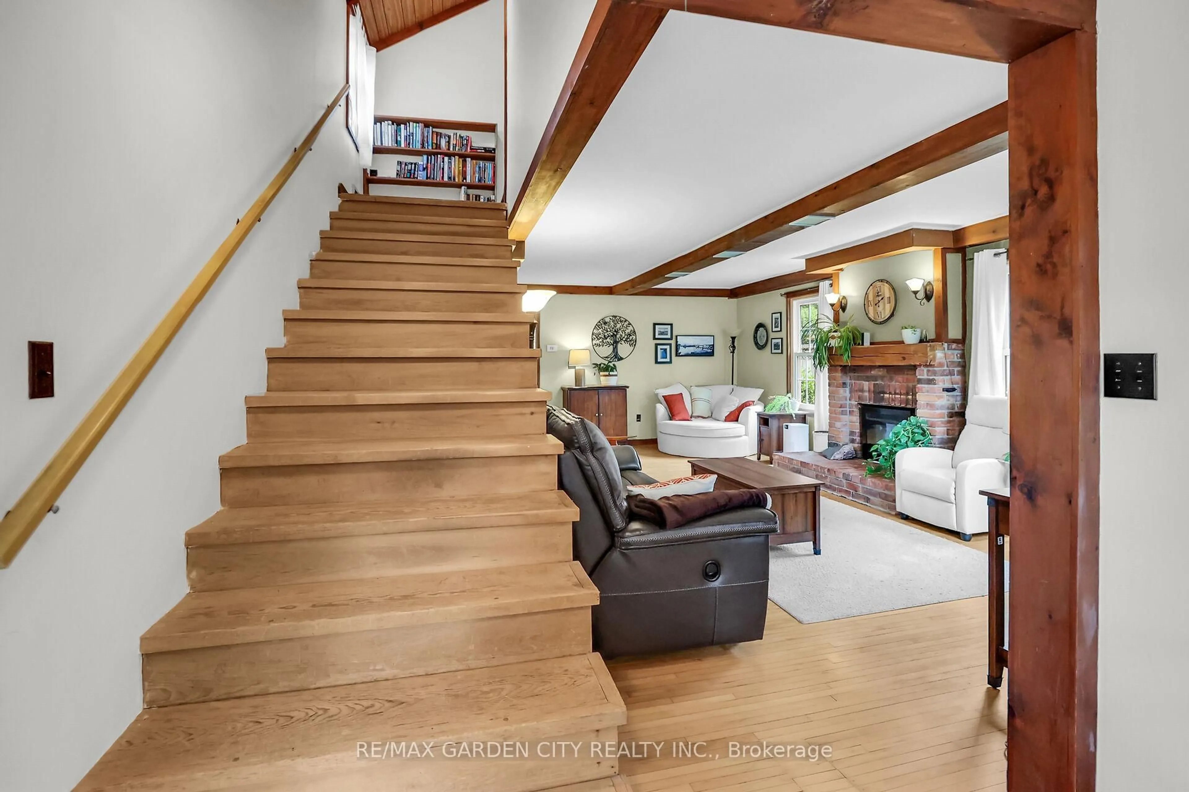 Unknown for 10 Maple Ave, Grimsby Ontario L3M 3B6