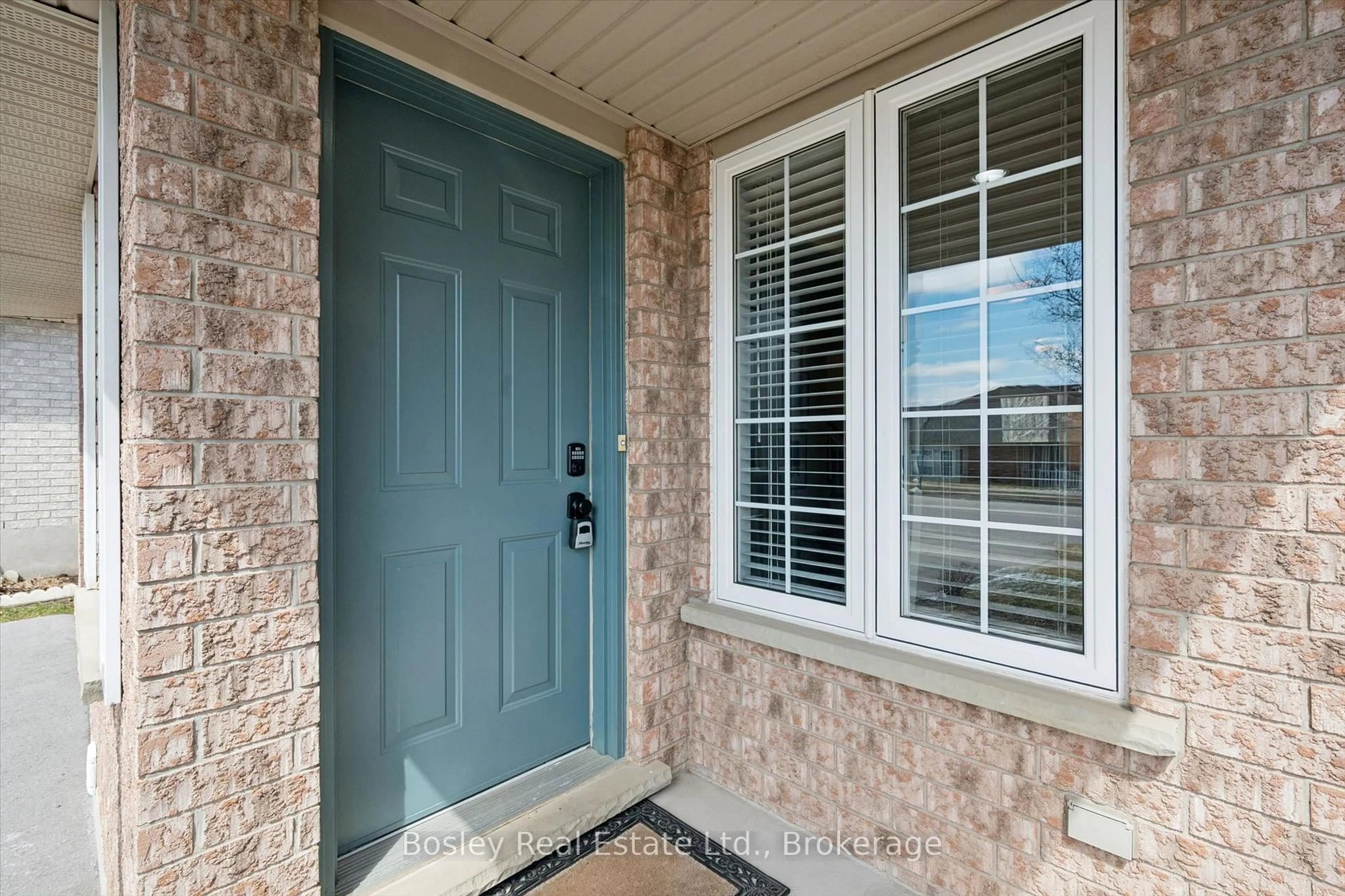 Indoor entryway for 143 Bradson Dr, Guelph Ontario N1E 7B6