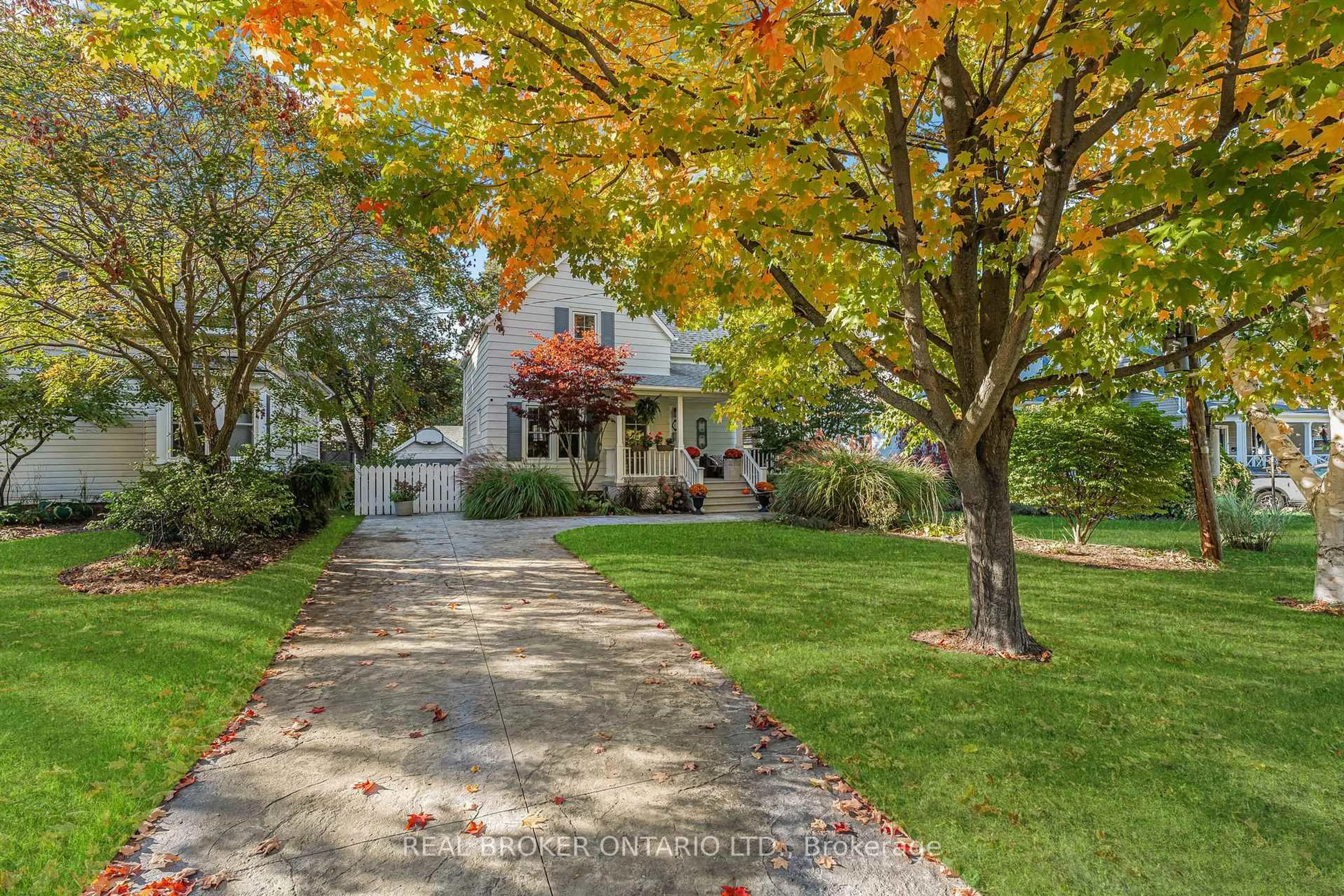 A pic from outside/outdoor area/front of a property/back of a property/a pic from drone, street for 24 Robinson St, Grimsby Ontario L3M 3C4