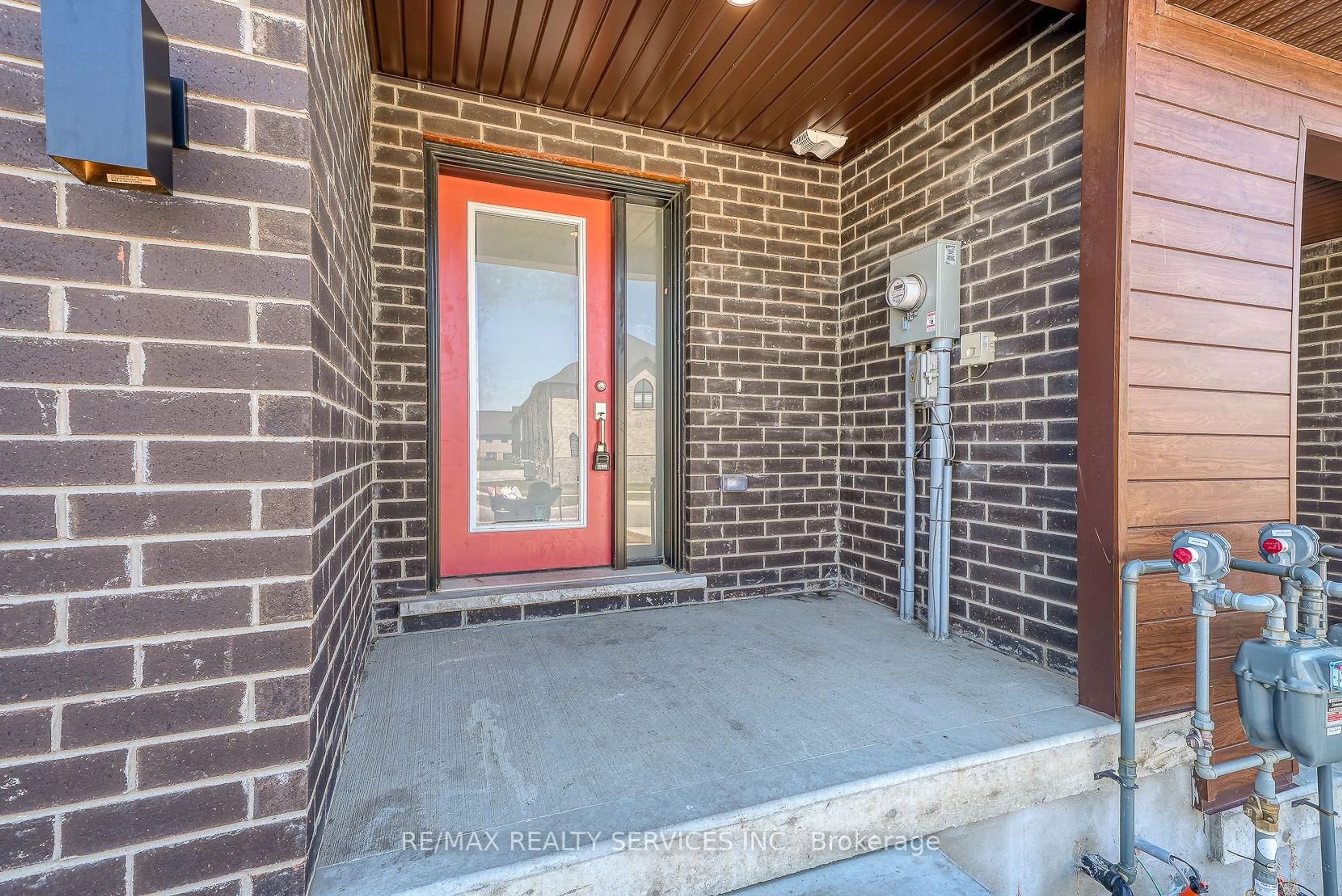 Indoor entryway for 95 Queensbrook Cres, Cambridge Ontario N1S 0E4