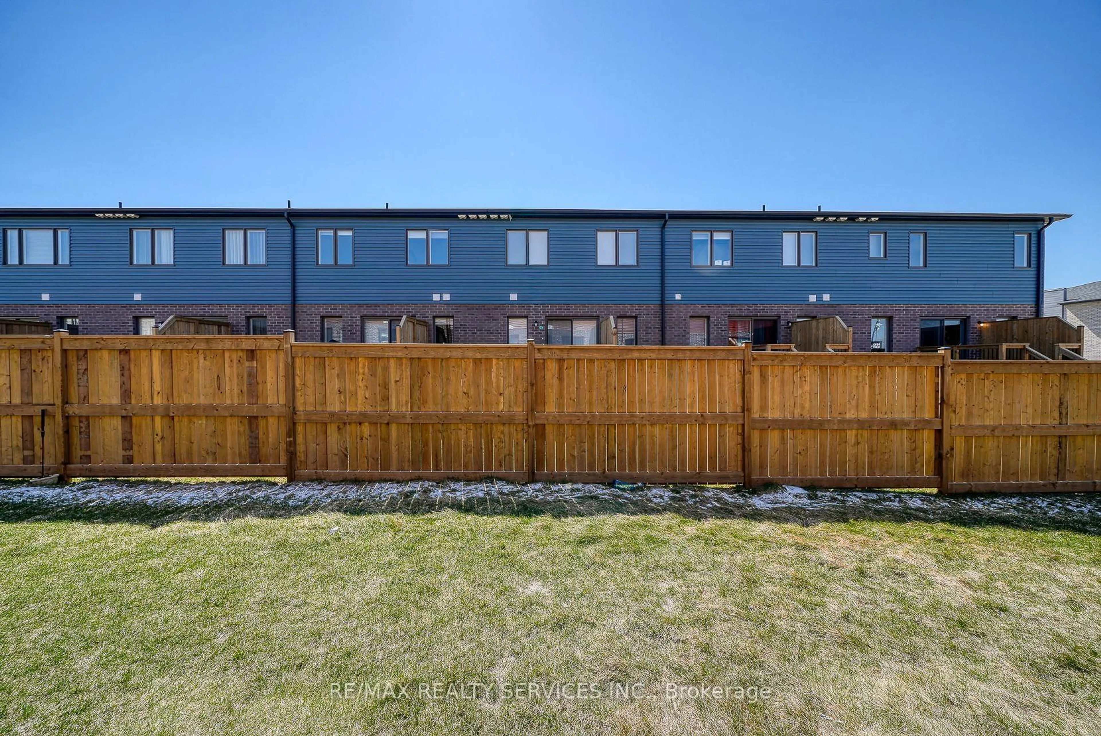 A pic from outside/outdoor area/front of a property/back of a property/a pic from drone, unknown for 95 Queensbrook Cres, Cambridge Ontario N1S 0E4