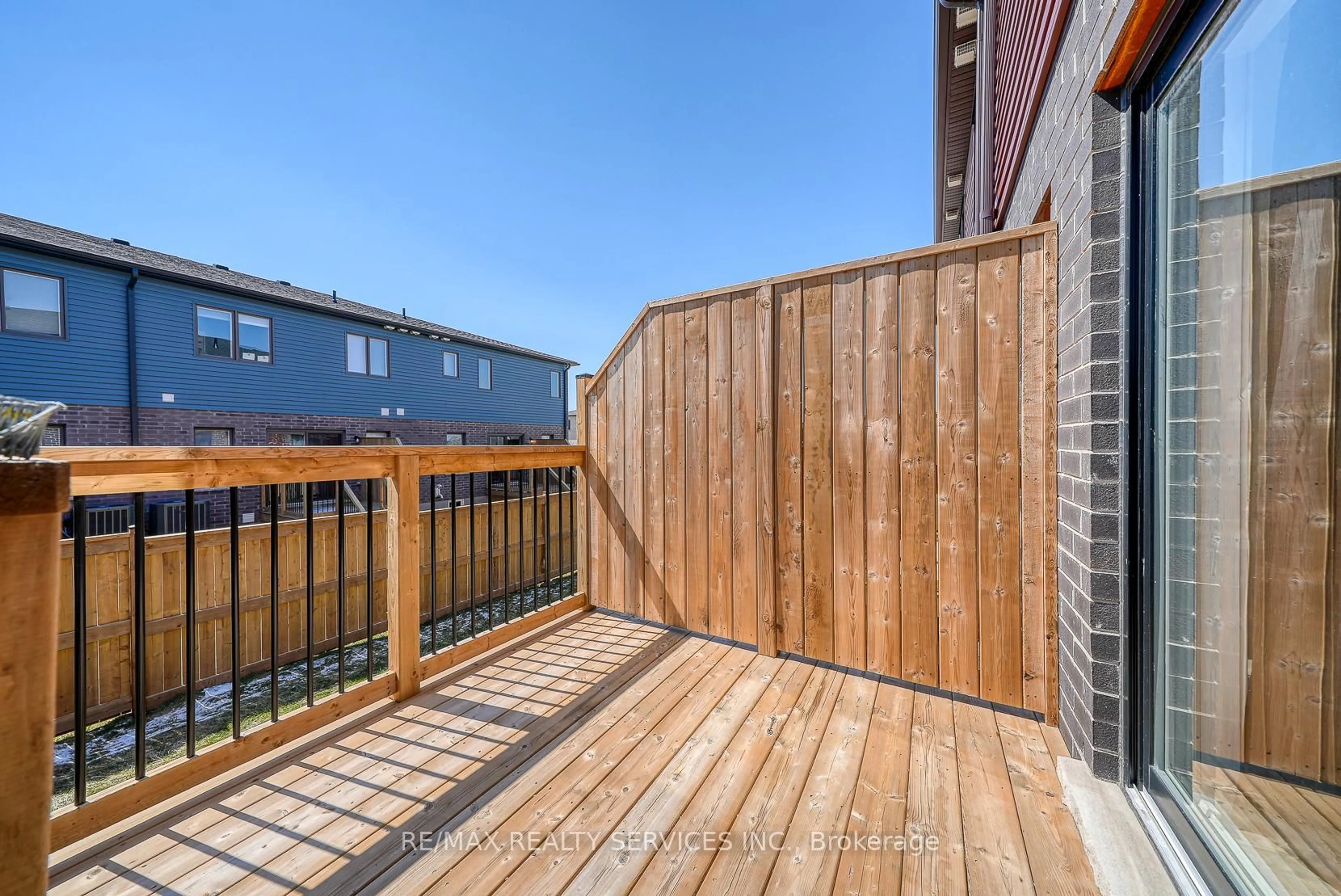 Patio, street for 95 Queensbrook Cres, Cambridge Ontario N1S 0E4