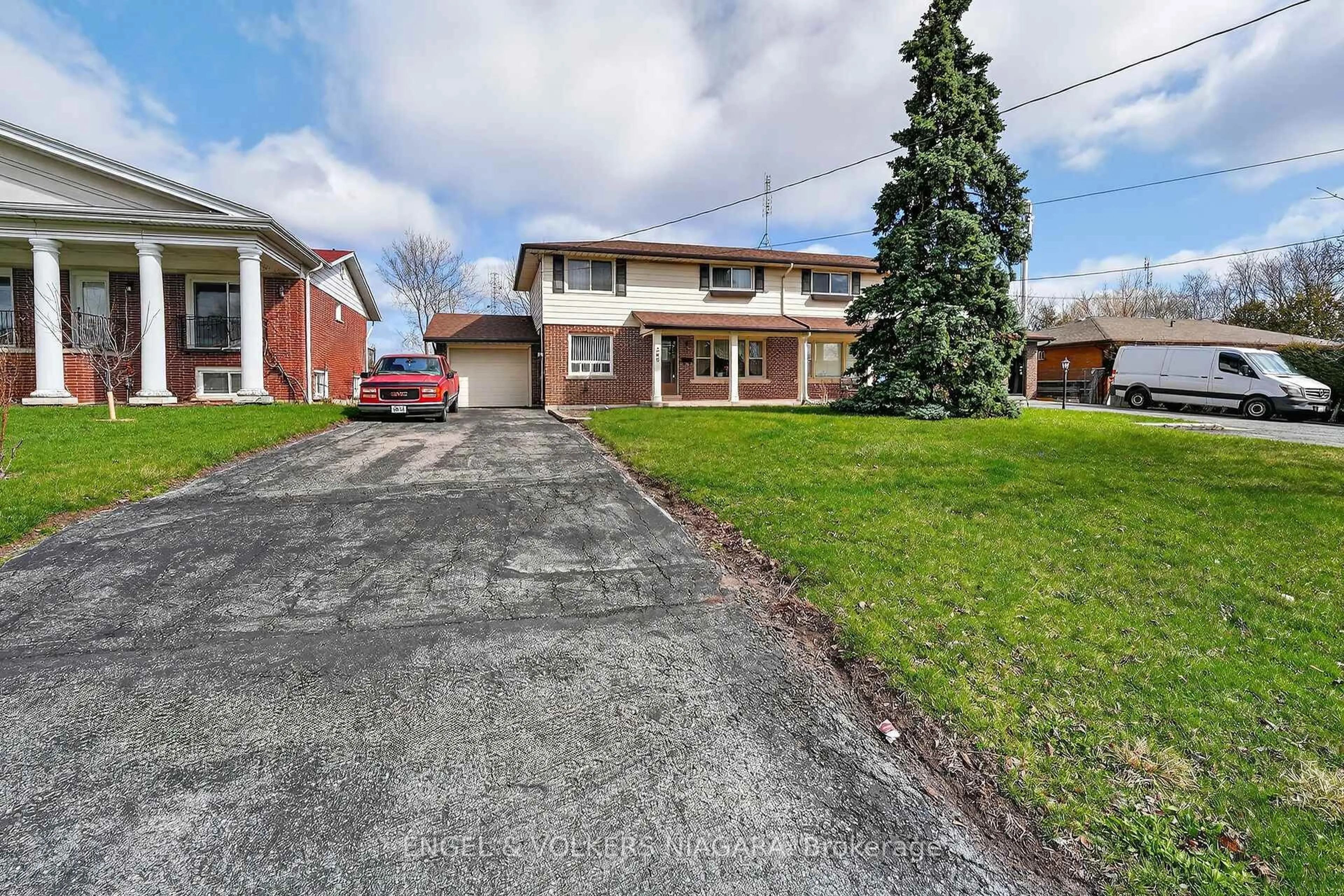 A pic from outside/outdoor area/front of a property/back of a property/a pic from drone, street for 260 St. Paul St, St. Catharines Ontario L2S 2E7