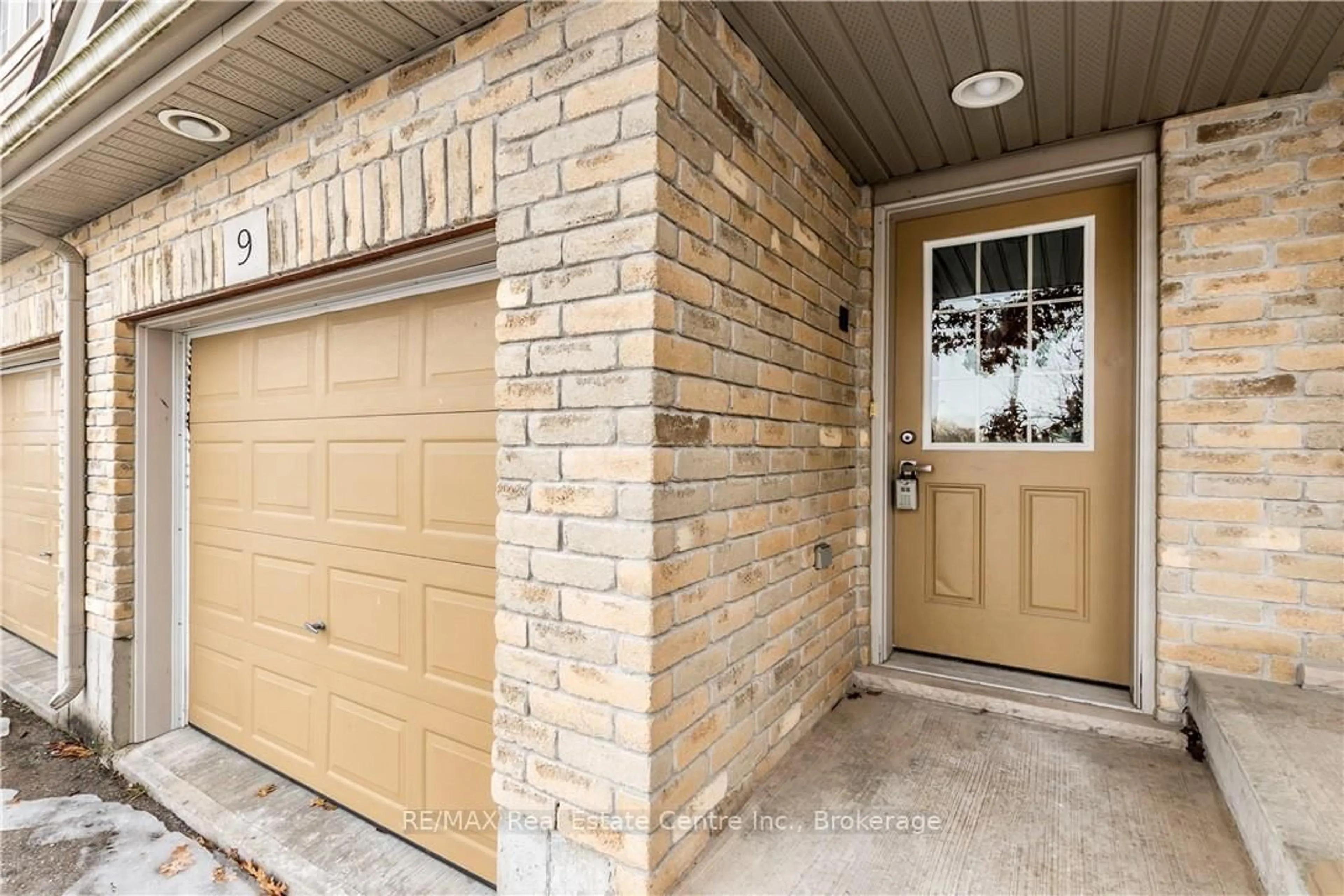 Indoor entryway for 155 Highland Cres #B9, Waterloo Ontario N2M 0A1