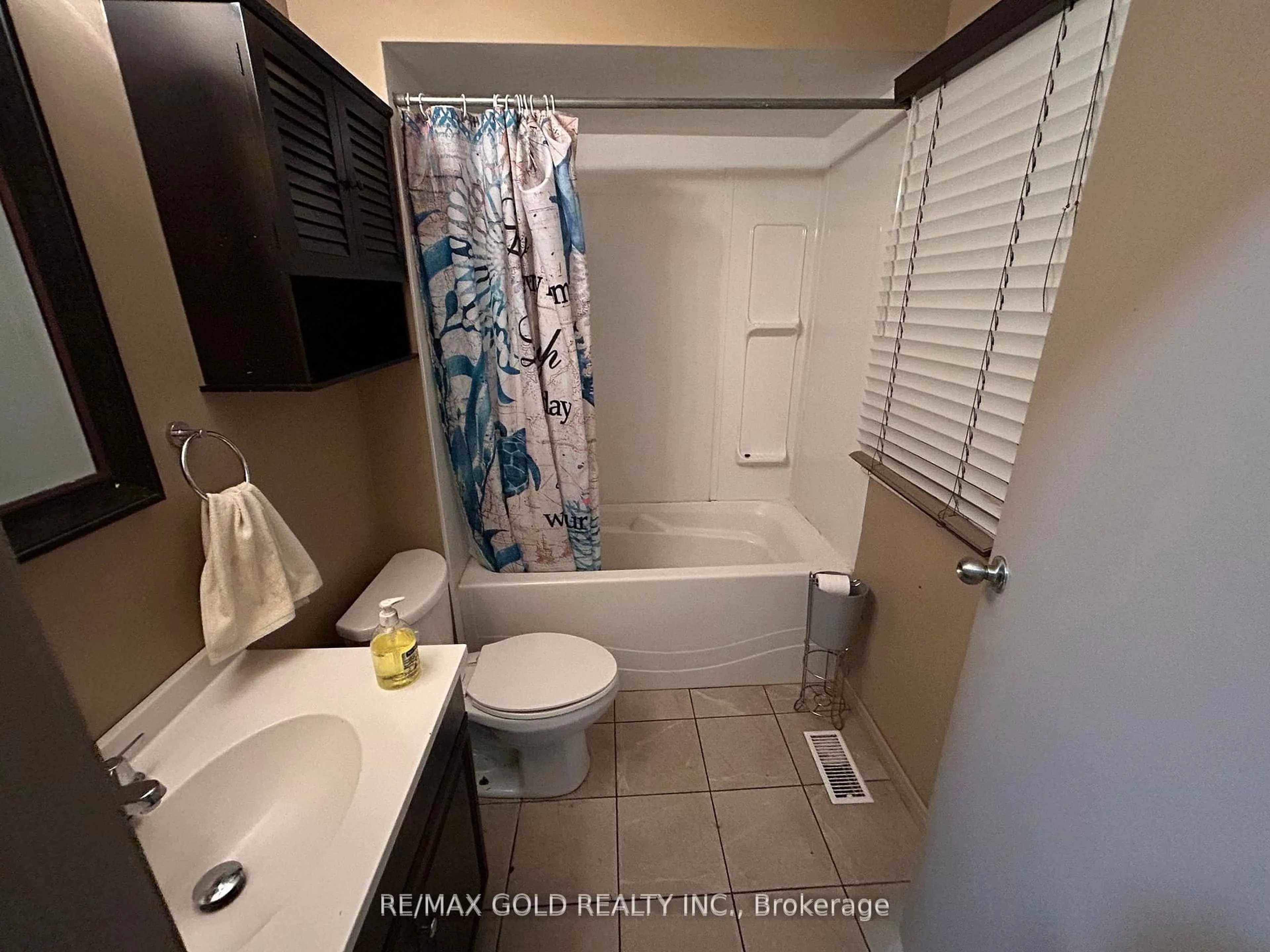 Standard bathroom, ceramic/tile floor for 1315 Partington Ave, Windsor Ontario N9B 2P5