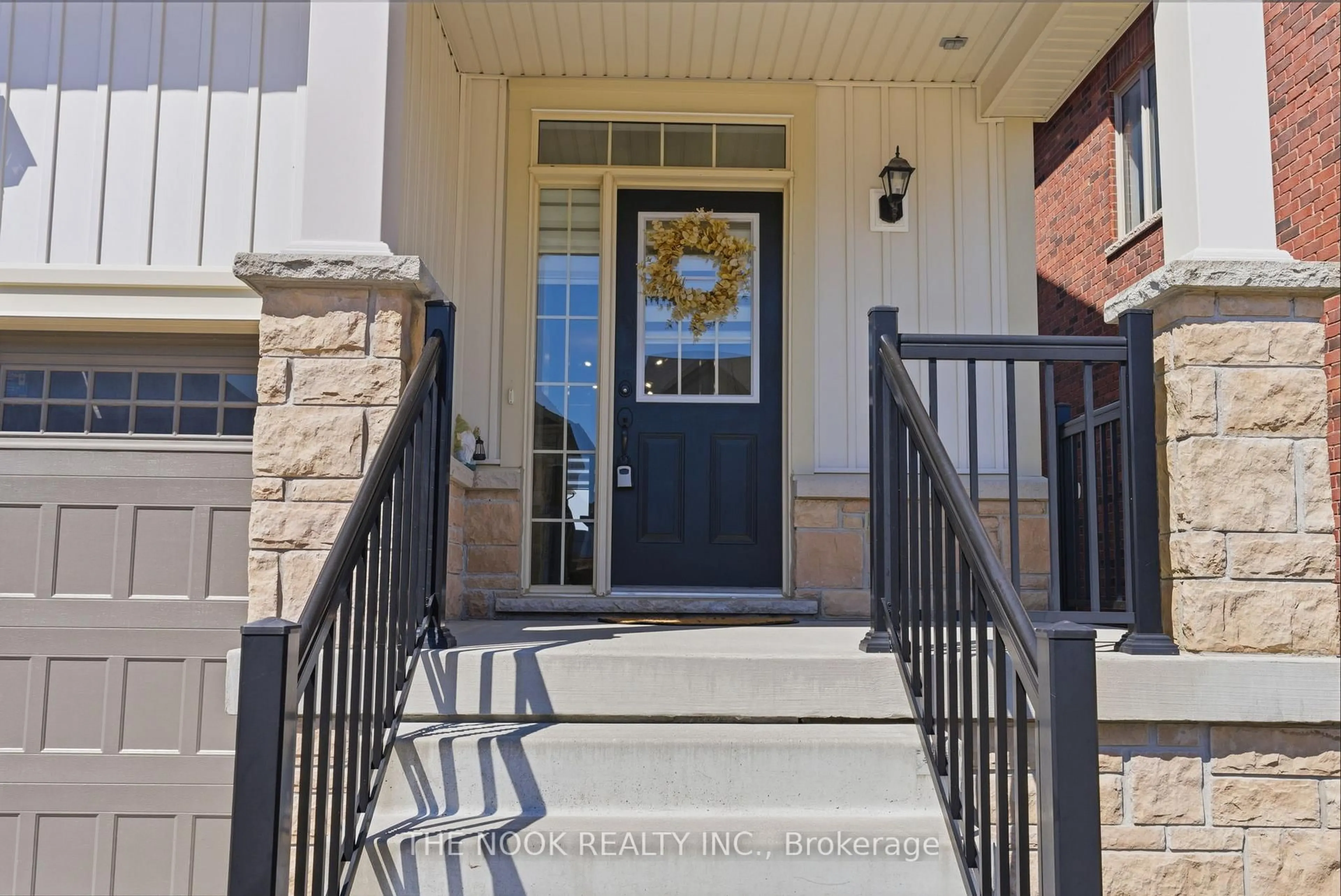 Indoor entryway for 28 Fernridge Hts, Cavan Monaghan Ontario L0A 1G0